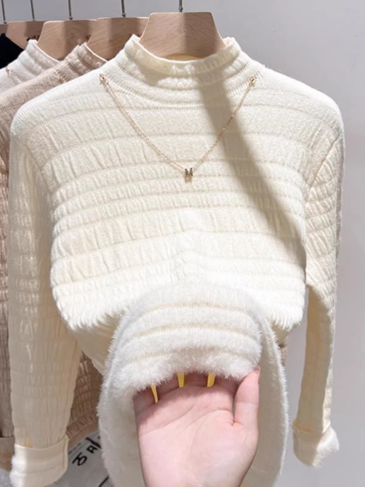 Quần áo nữ châu Âu giảm giá có thương hiệu, thiết kế cắt nhãn, áo len lót lông tích hợp, áo sơ mi dệt kim lót lông mùa thu đông, hợp thời trang.