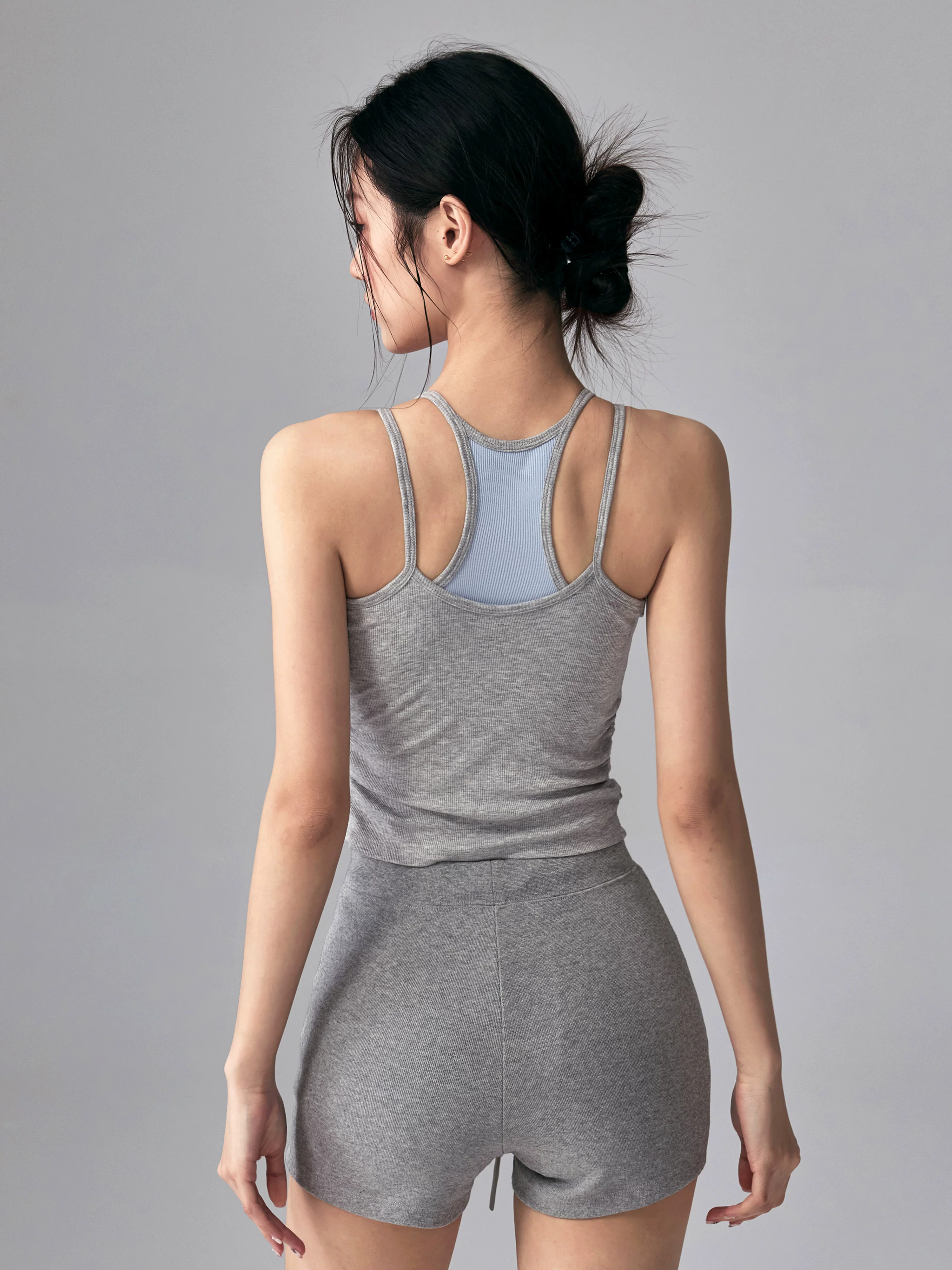 Áo vest thể thao dành cho nữ có đệm ngực, chống sốc, thiết kế lưng đẹp, thích hợp cho chạy bộ, tập luyện và yoga.