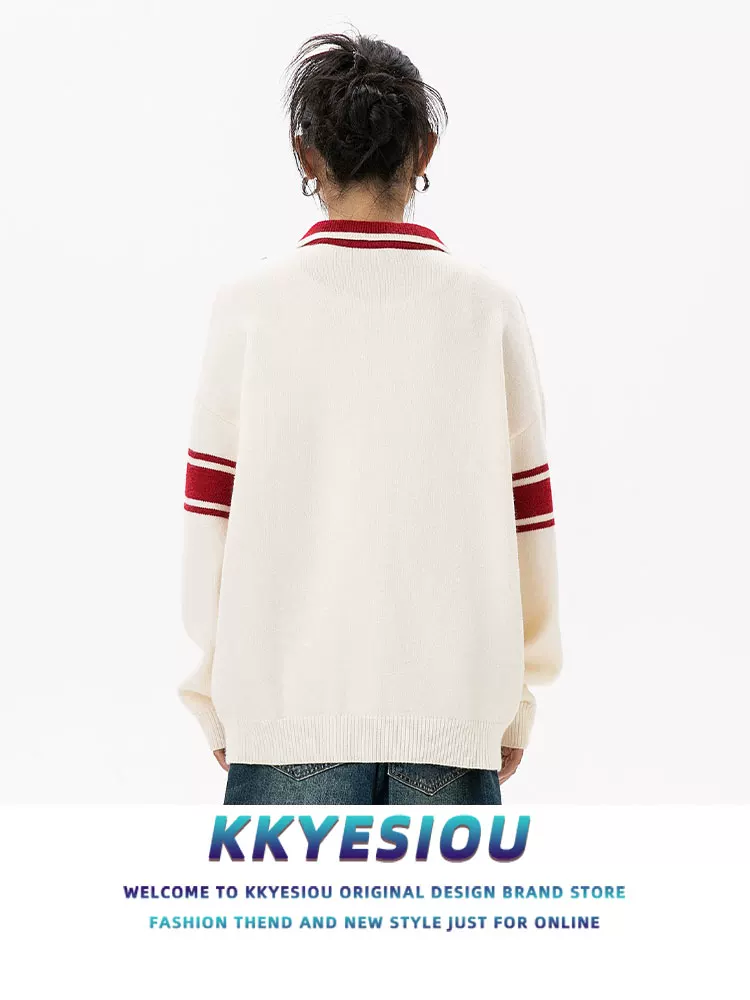 Áo len dệt kim phong cách preppy màu trắng đỏ tương phản kiểu Mỹ cổ điển KKyesiou dành cho nam và nữ, kiểu dáng lười biếng thêu họa tiết cổ POLO.