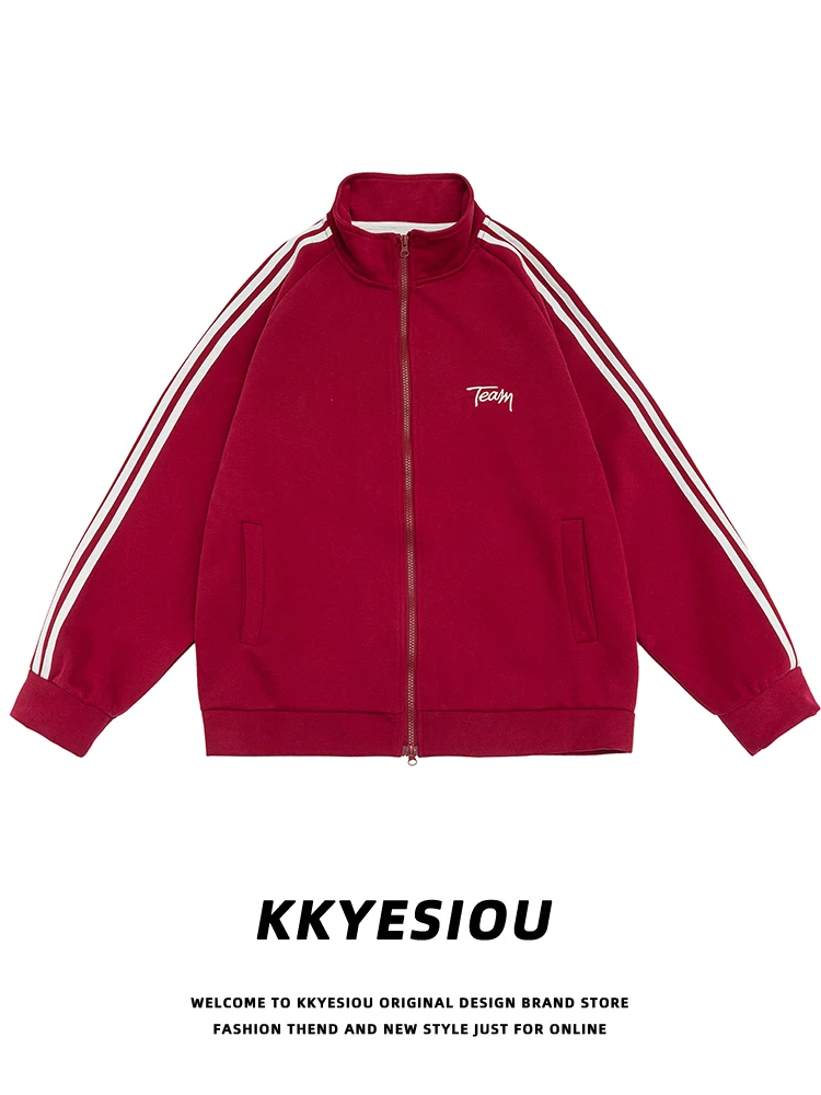 Áo khoác hoodie cặp đôi kiểu dáng thể thao, cổ đứng, khóa kéo, màu đỏ, họa tiết sọc retro Mỹ, đa năng, unisex, thương hiệu KKyesiou