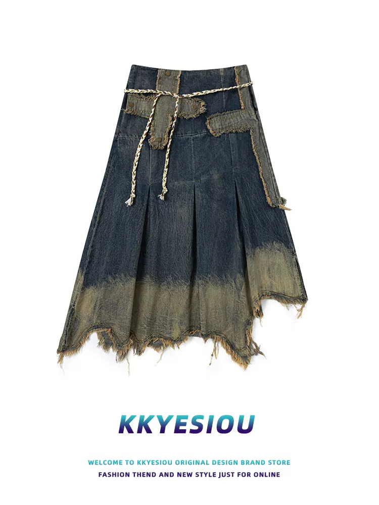 Váy denim xẻ tà phong cách retro Mỹ của KKyesiou, kiểu dáng năng động, phối dây buộc, chất liệu denim đã qua xử lý, dáng chữ A.