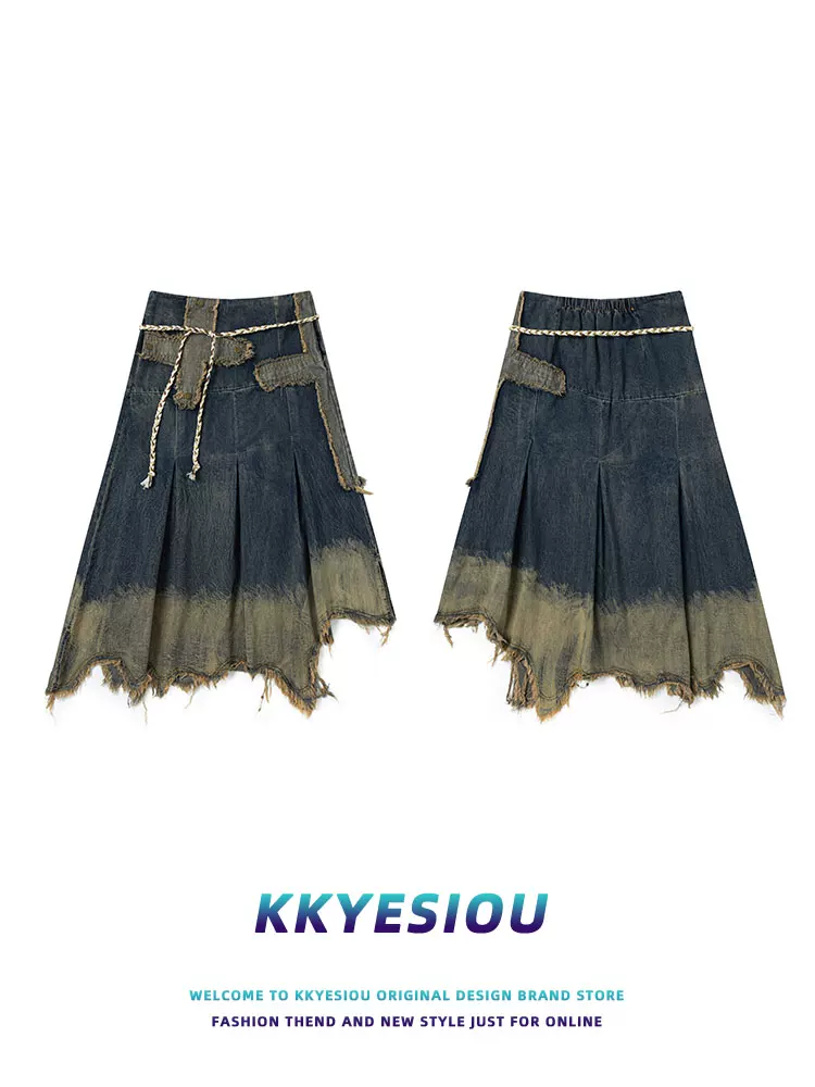 Váy denim xẻ tà phong cách retro Mỹ của KKyesiou, kiểu dáng năng động, phối dây buộc, chất liệu denim đã qua xử lý, dáng chữ A.