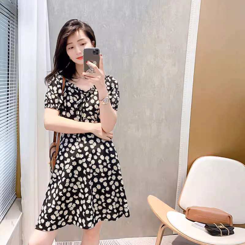 Phần thân trên trông thon gọn và sành điệu~ Dễ dàng tạo vẻ đẹp cho bất cứ ai! Họa tiết hoa cúc Pháp~ Váy tay phồng dành cho nữ, kiểu ôm eo mùa hè.