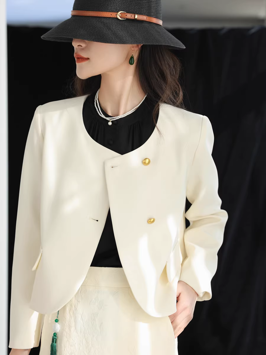 Áo khoác blazer ngắn màu trắng kiểu mới dành cho nữ, chất liệu chống nhăn, dáng rộng, tôn dáng, có khuy vàng nhỏ, thích hợp cho mùa xuân.