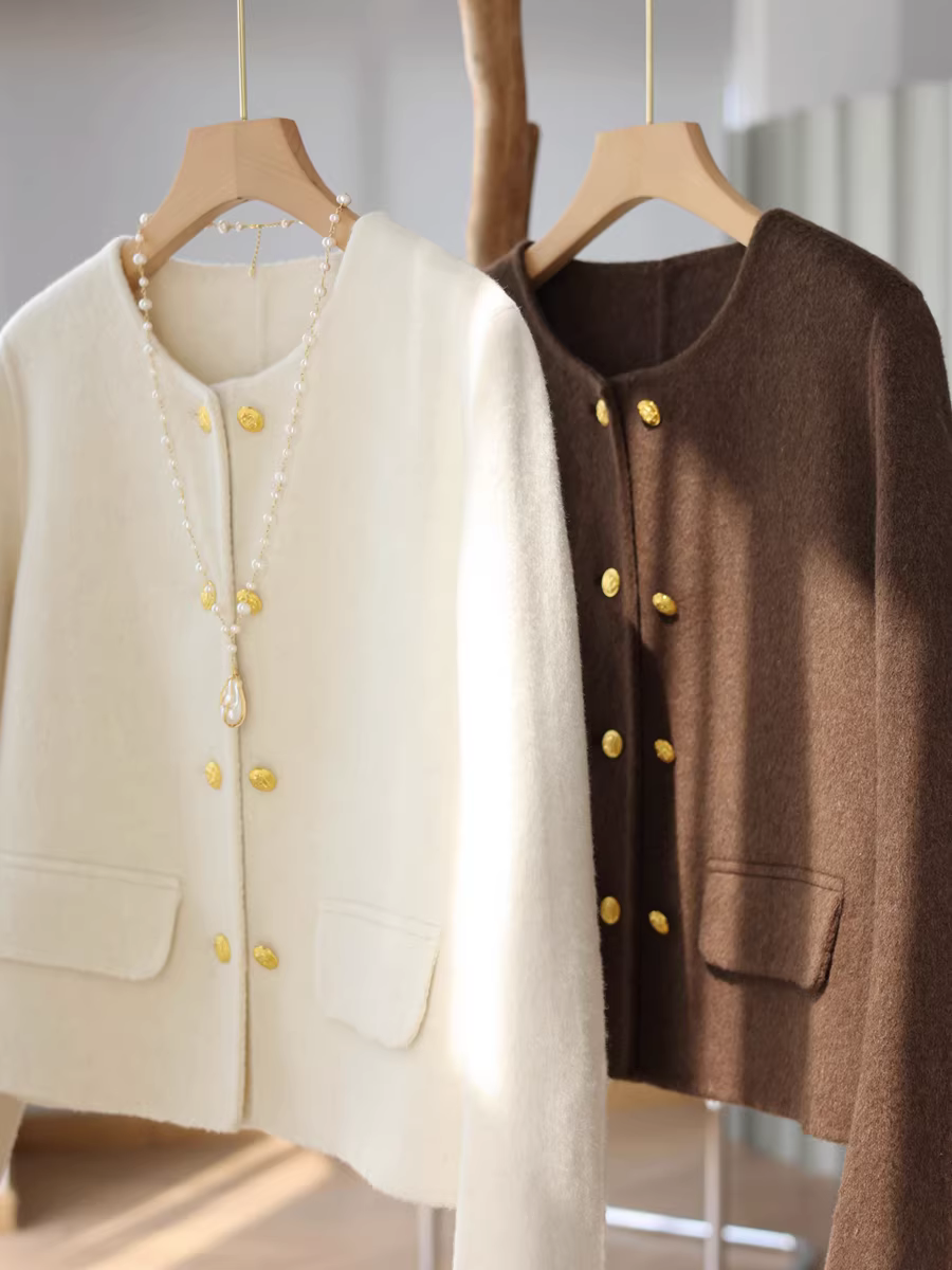 Áo khoác len hai lớp may thủ công, kiểu dáng rộng rãi, tôn dáng, áo khoác ngắn dành cho phụ nữ nhỏ nhắn, mùa xuân sớm, với những chiếc khuy nhỏ bằng vàng sang trọng.