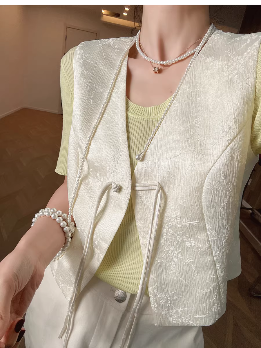 Mềm mại và nhẹ! Tuyệt vời để phối lớp, dễ phối đồ. Áo vest jacquard phong cách Trung Quốc mới với cổ chữ V và cài nút dành cho nữ, thích hợp cho mùa xuân và mùa hè.