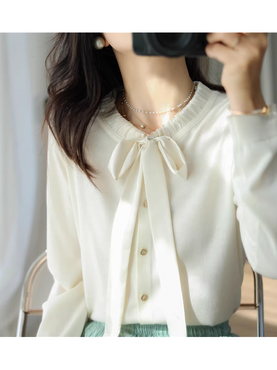 Áo len len bằng vải satin lụa thanh lịch và nữ tính theo phong cách Pháp có cúc vàng nhỏ, áo cardigan dệt kim dáng rộng và tôn dáng dành cho phụ nữ vào đầu mùa xuân.