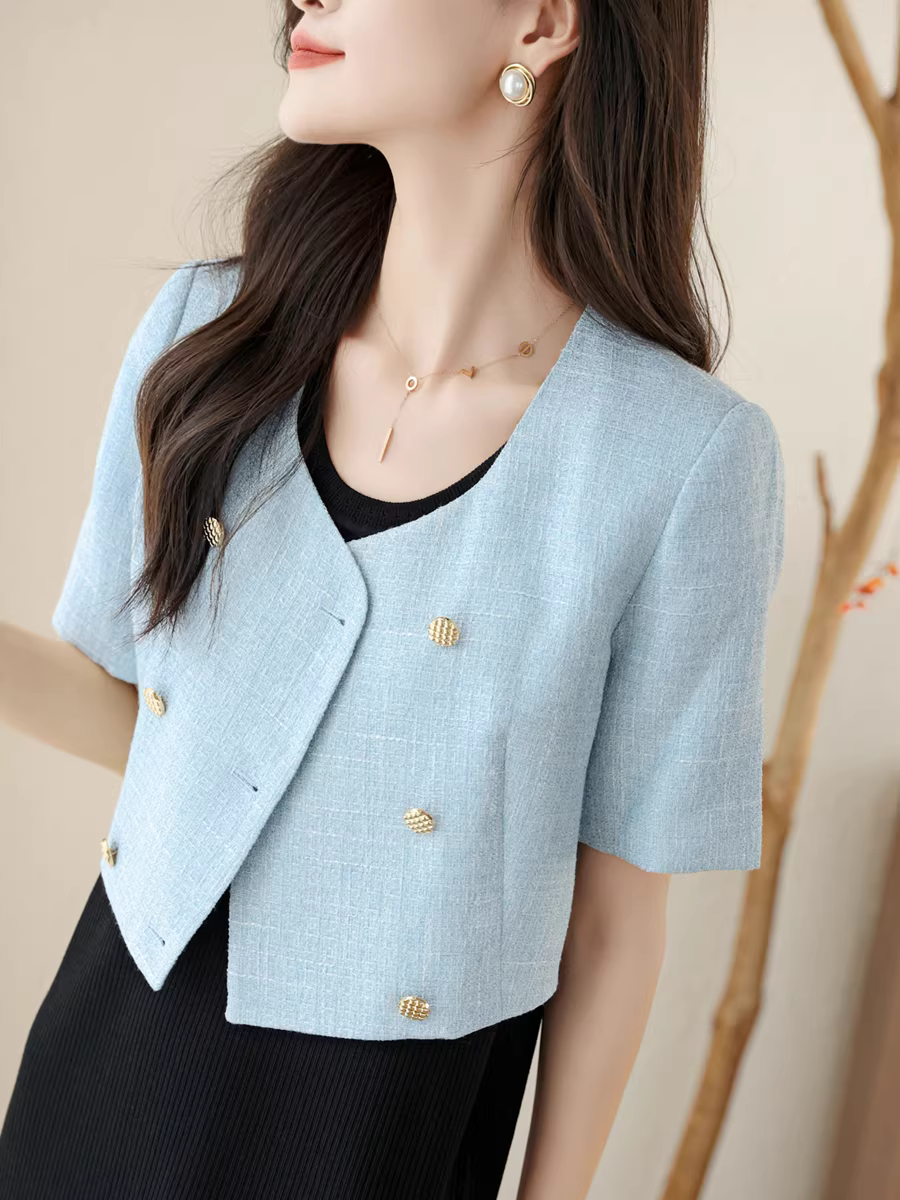 Áo khoác thơm ngát và bắt mắt, hoàn hảo cho dáng người nhỏ nhắn! Áo blazer ngắn tay, cài khuy đôi, kiểu dáng mùa hè mới dành cho nữ.
