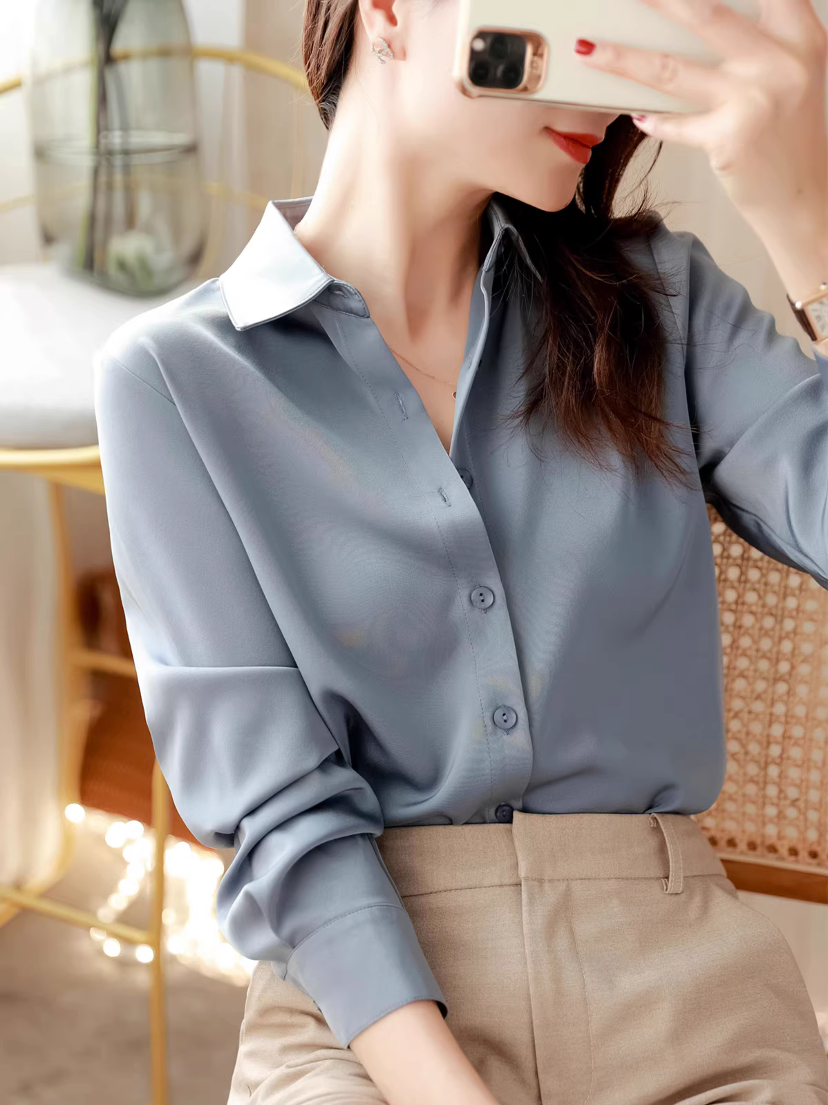 Màu xám xanh thanh lịch, món đồ không thể thiếu khi đi làm! Áo sơ mi dài tay màu trơn cơ bản bằng chất liệu satin acetate mềm mại và thoáng khí dành cho nữ, dáng rộng và tôn dáng.