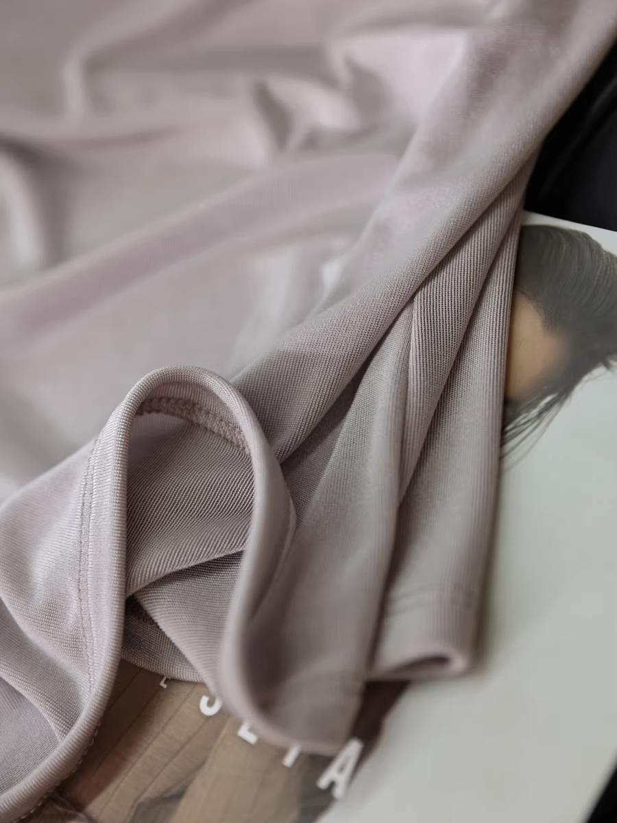 Áo thun acetate cổ tròn một đường viền, thiết kế tinh tế, xếp ly đôi, chất liệu bóng mượt, tôn dáng, cổ tròn co giãn, áo đa năng dành cho nữ, mẫu mới cho mùa hè.