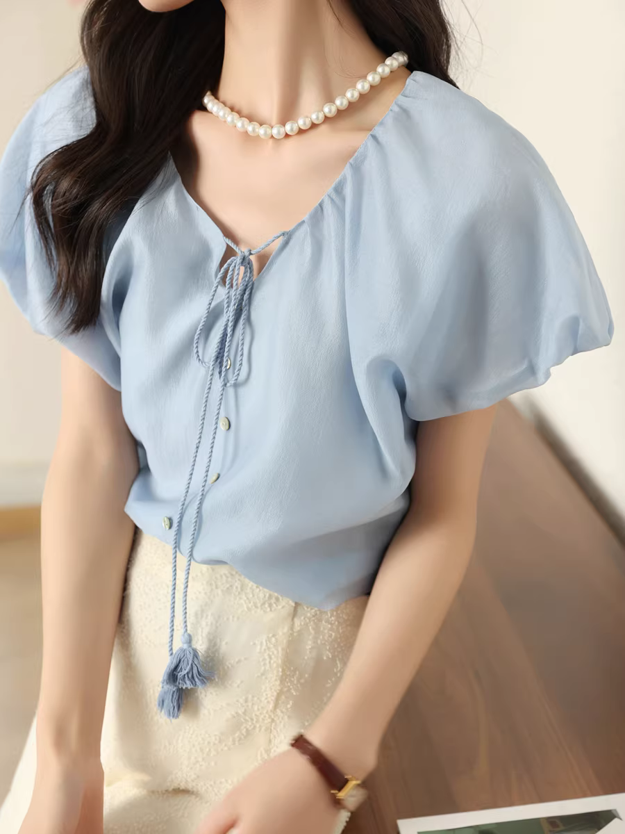 Áo sơ mi nữ tay ngắn dáng ôm, chất liệu Tencel thoáng khí, màu xanh nước biển nhạt, cổ tròn, tay bồng kiểu nơ, thiết kế mới mùa hè.