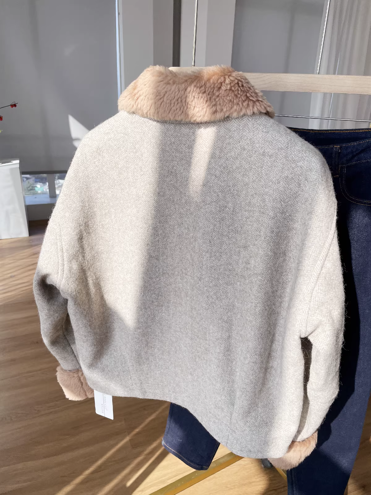 Giá hời! Đặt hàng ngay áo khoác ngắn nữ làm từ len cừu và len nguyên chất họa tiết xương cá.