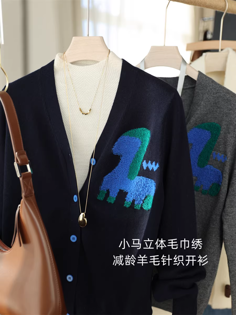 Con ngựa nhỏ giảm tuổi tác! Thêu len ba chiều, họa tiết jacquard tinh tế, áo len dệt kim dày, áo len dáng rộng cổ chữ V cho nữ, mùa thu.