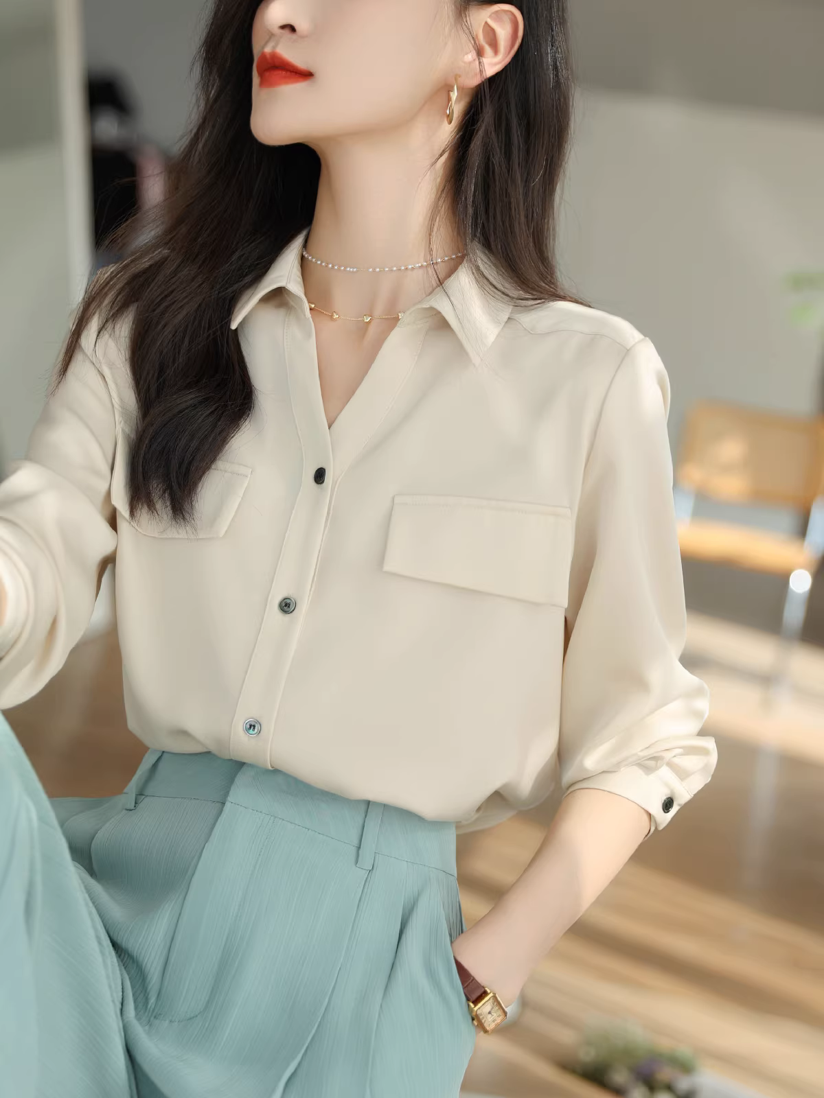 Sai Mei Commuting Thiết kế cổ chữ V bằng vải satin ngọc trai không nhăn Áo sơ mi dài tay màu trơn đa năng dành cho nữ mùa xuân hè mới về