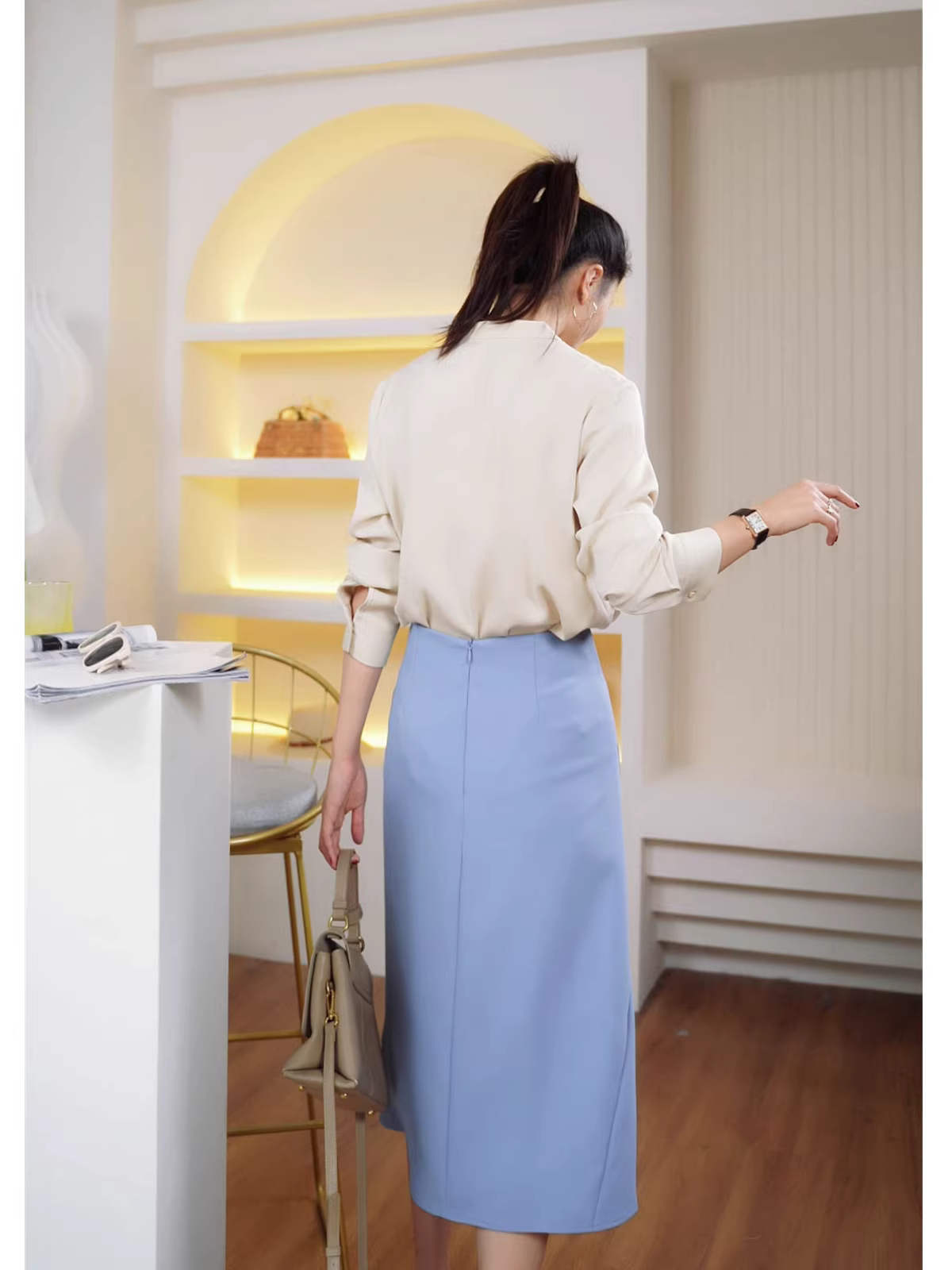 Một chiếc váy midi chữ A cạp cao bất đối xứng màu xanh dành cho đầu mùa xuân.