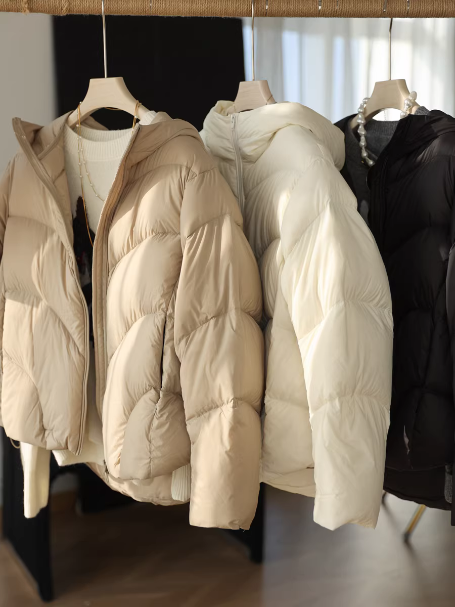 Áo khoác phao nữ mùa đông, dáng rộng, có mũ, chất liệu lông vũ trắng 90%, độ phồng cao 1700+, kiểu may cong.