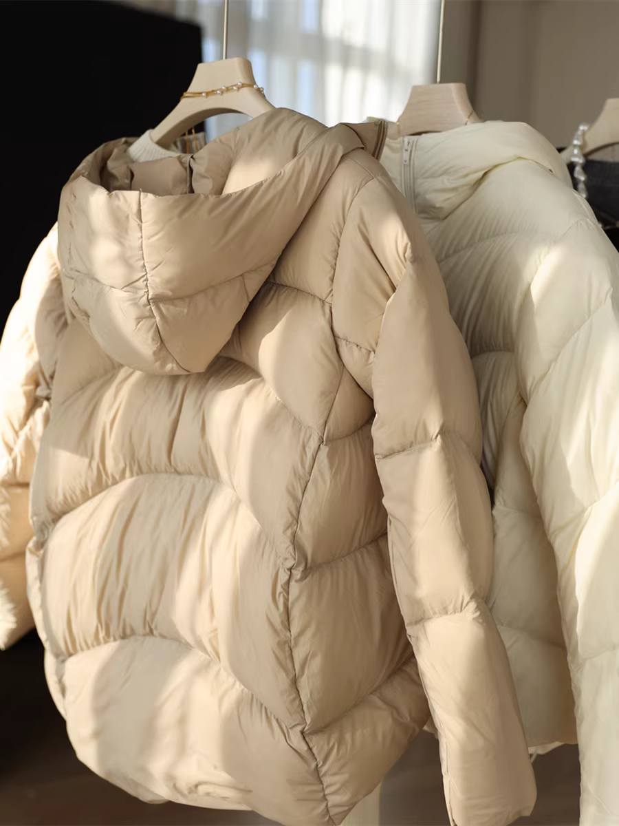 Áo khoác phao nữ mùa đông, dáng rộng, có mũ, chất liệu lông vũ trắng 90%, độ phồng cao 1700+, kiểu may cong.