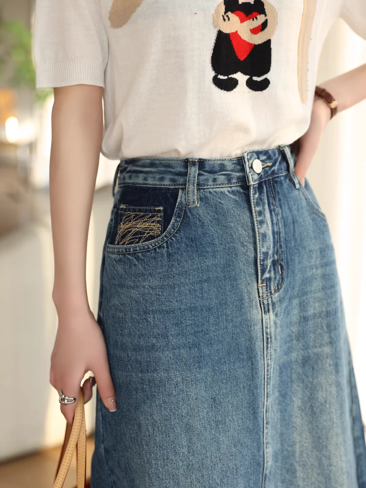 Thiết kế váy denim vẽ đường nét trừu tượng, váy chữ A cạp cao hình quả lê che hông và giúp bạn trông thon gọn hơn, váy dài vừa phải dành cho nữ, mới cho mùa xuân hè.