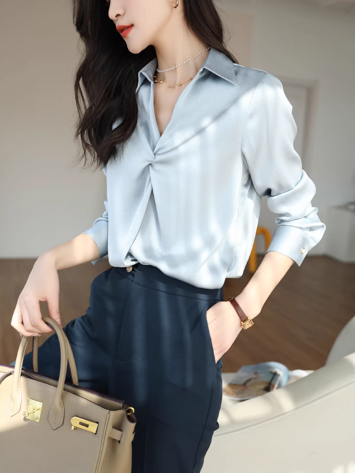 Tình yêu từ cái nhìn đầu tiên! Được thiết kế với chất liệu satin bóng mượt và kiểu dáng độc đáo, chiếc áo sơ mi rộng rãi, tôn dáng dành cho nữ vào mùa xuân.