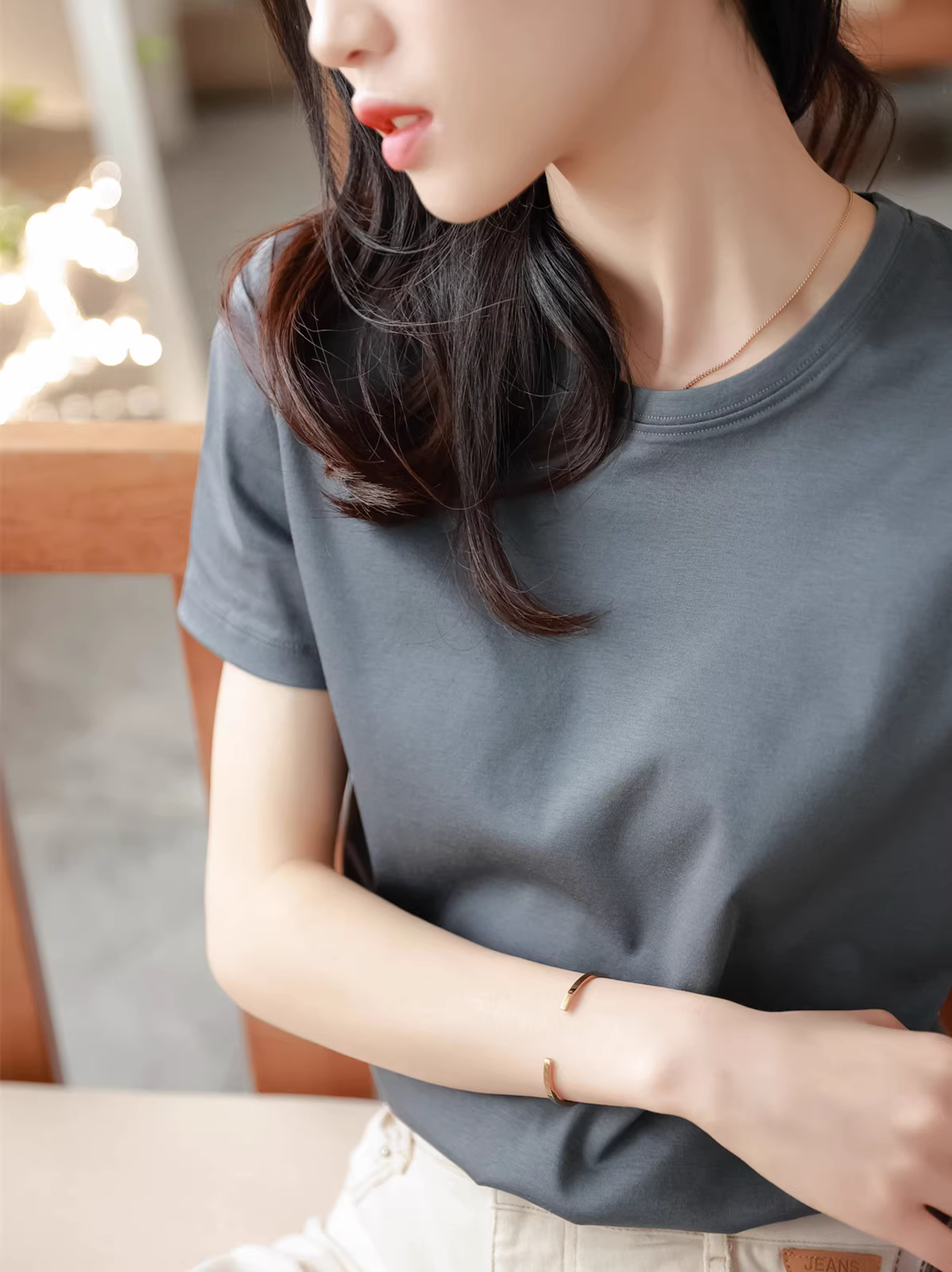 Áo thun nữ tay ngắn cổ tròn màu trơn chất liệu lụa pha dáng rộng, kiểu dáng suông, mặc mùa hè