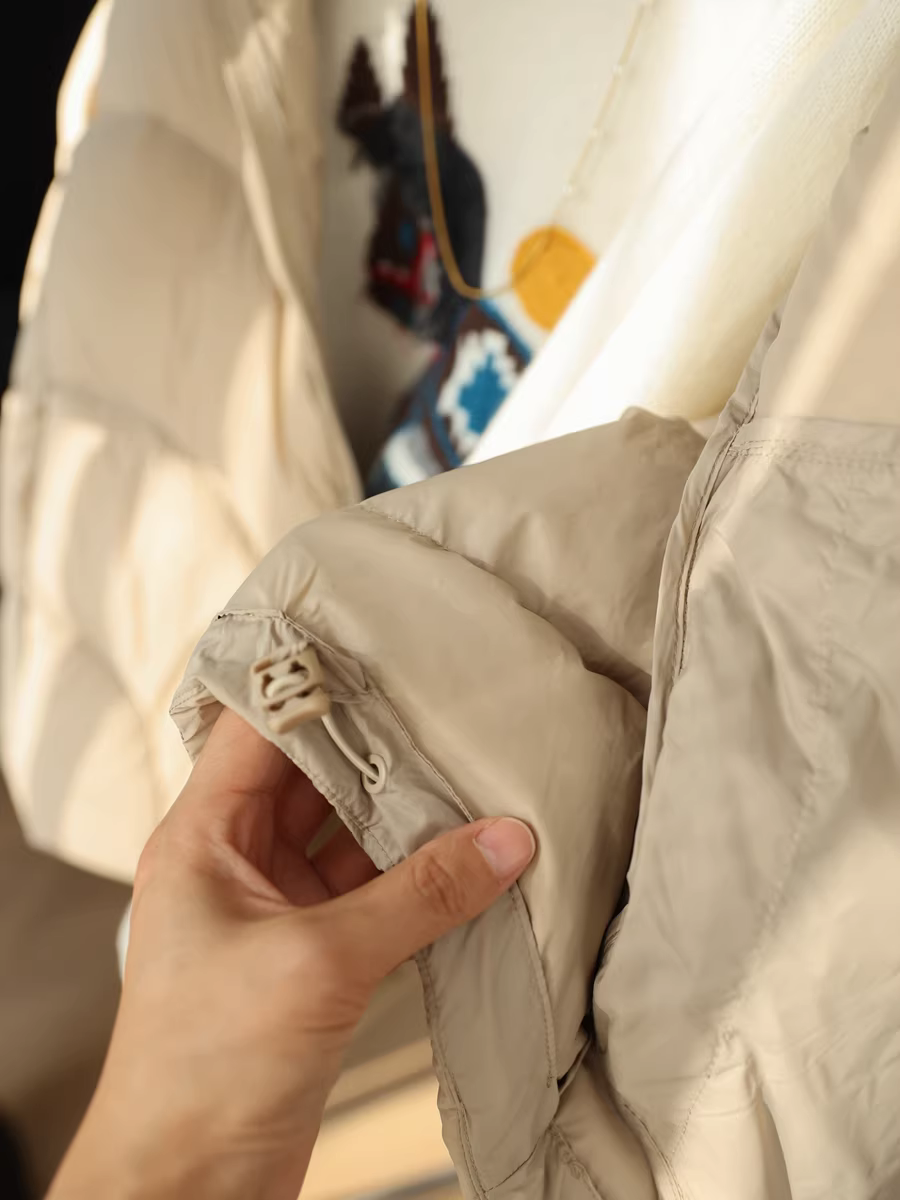 Áo khoác phao nữ mùa đông, dáng rộng, có mũ, chất liệu lông vũ trắng 90%, độ phồng cao 1700+, kiểu may cong.