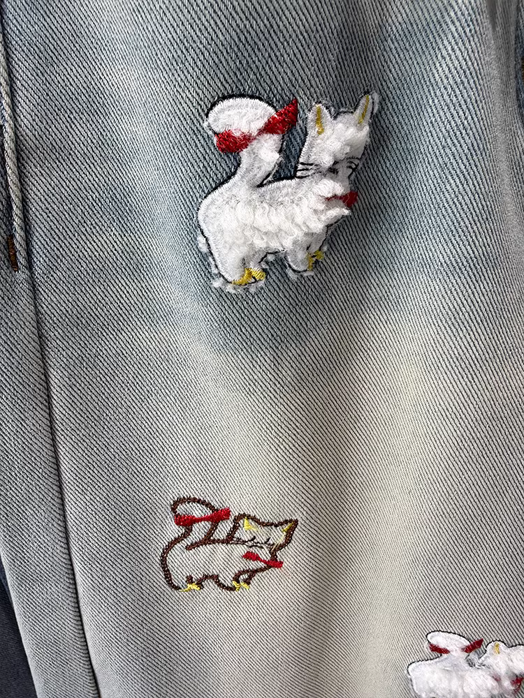 Quần jean dày lót lông cừu thêu 3D dành cho bé gái kiểu dáng mới mùa đông quần ống rộng thẳng dành cho trẻ lớn hơn, thích hợp cho việc phối đồ giữa cha mẹ và con cái.