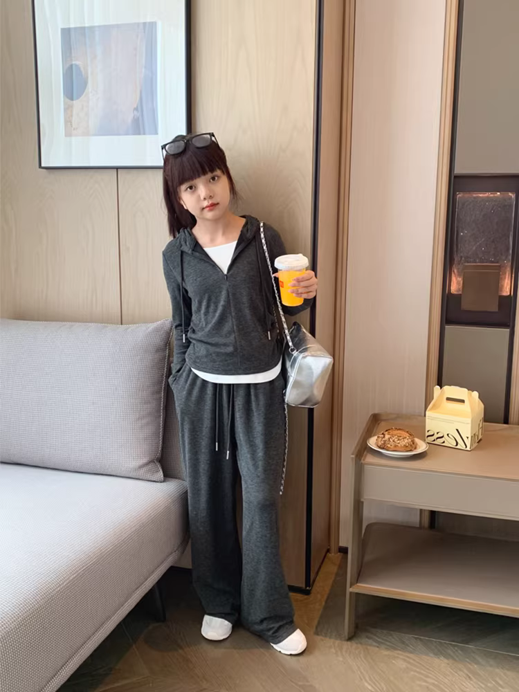 Bộ đồ thể thao thường ngày cho bé gái Thu 2025, quần áo trẻ em mới, áo hoodie quần ống thẳng, bộ hai mảnh, trang phục mẹ và bé