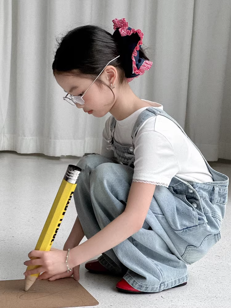 Quần jean thắt nơ cho bé gái 25 kiểu dáng mới xuân thu quần ống đứng cho trẻ lớn có dây đeo có thể điều chỉnh