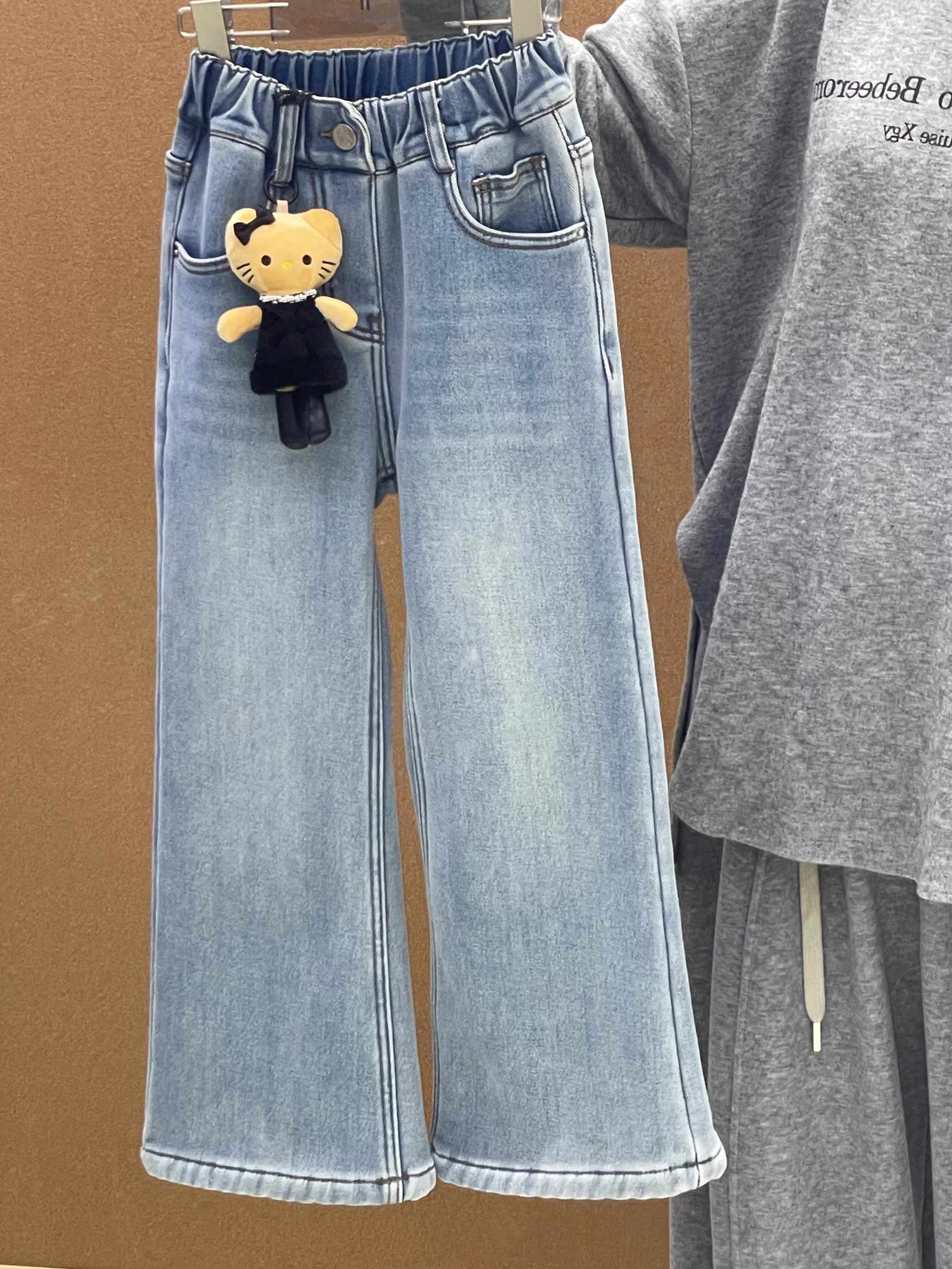 Quần dài ống đứng lót lông cừu cho bé gái, trang phục mùa đông có mặt dây chuyền KT, lông cừu tích hợp dày dặn, quần dài dáng rộng thoải mái cho trẻ em, kiểu dáng thời trang