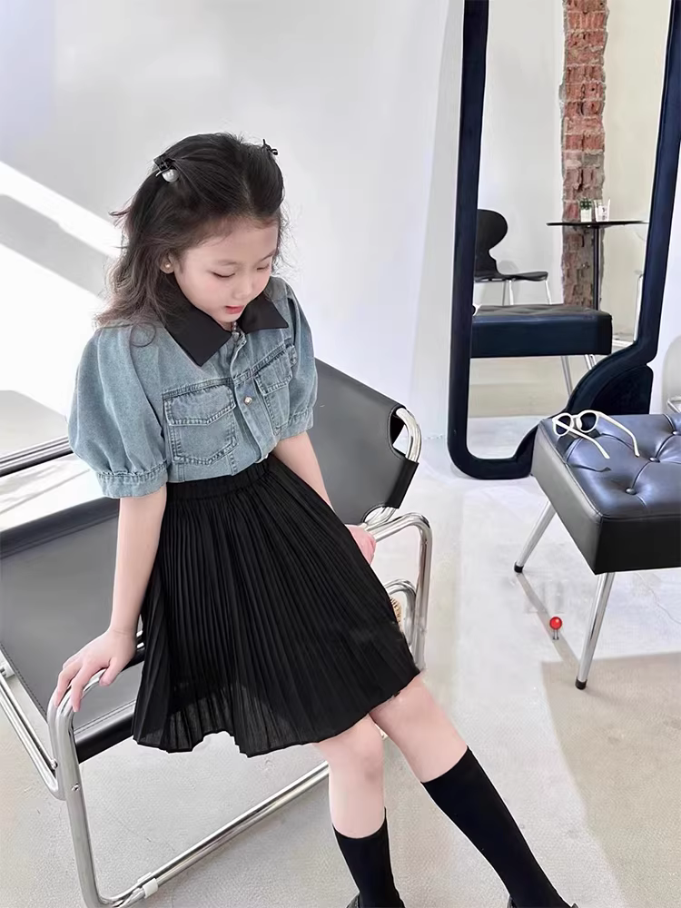 Bộ quần áo trẻ em Hàn Quốc mùa hè 2025 kiểu mới, áo sơ mi denim tay phồng cho bé gái, chân váy xếp ly đen, thời trang