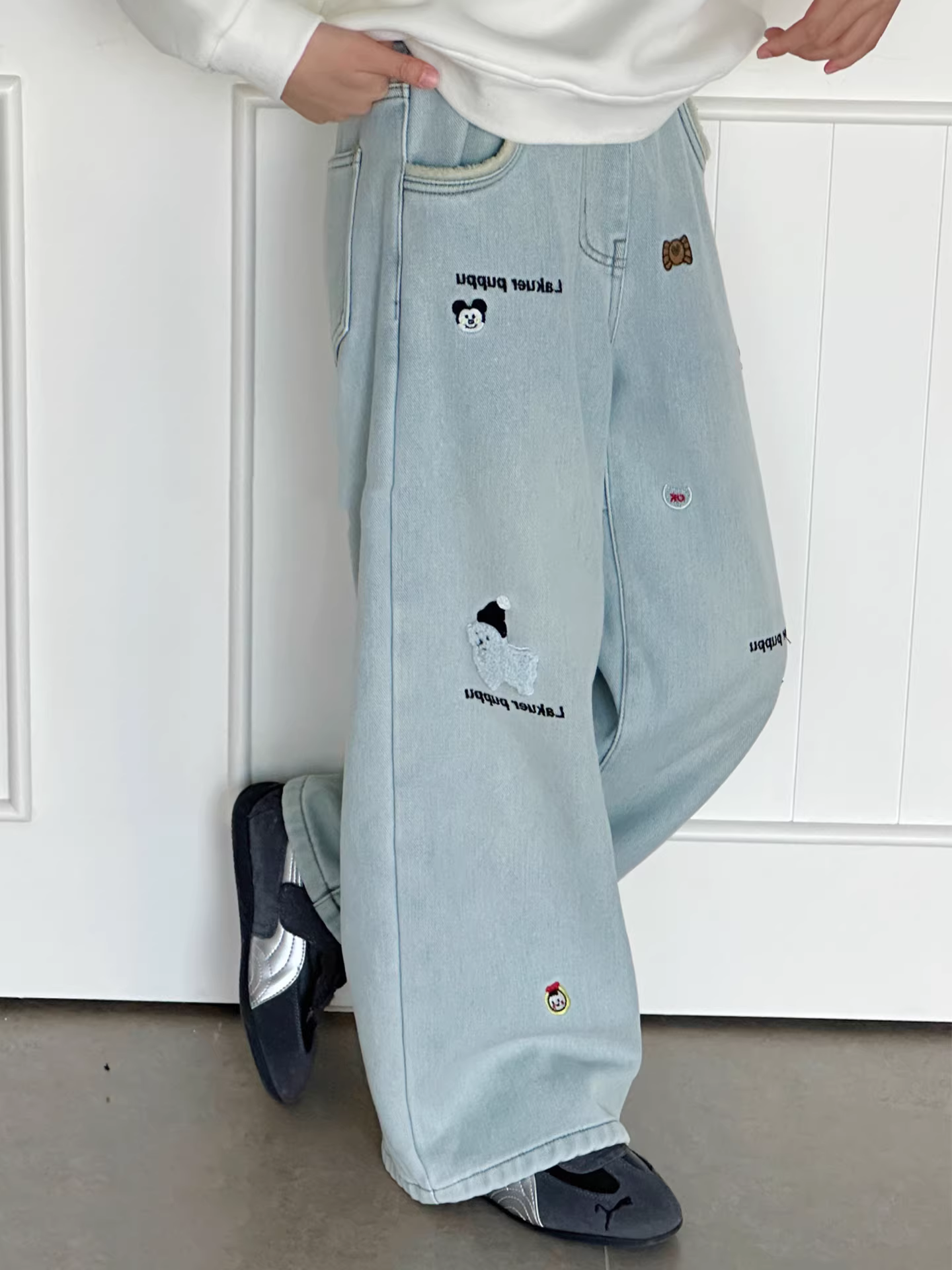 Quần áo mùa đông mới cho bé trai và bé gái, quần jean ống thẳng màu sáng có lót lông cừu thêu hoạt hình, quần dài đa năng và sành điệu dành cho trẻ lớn.