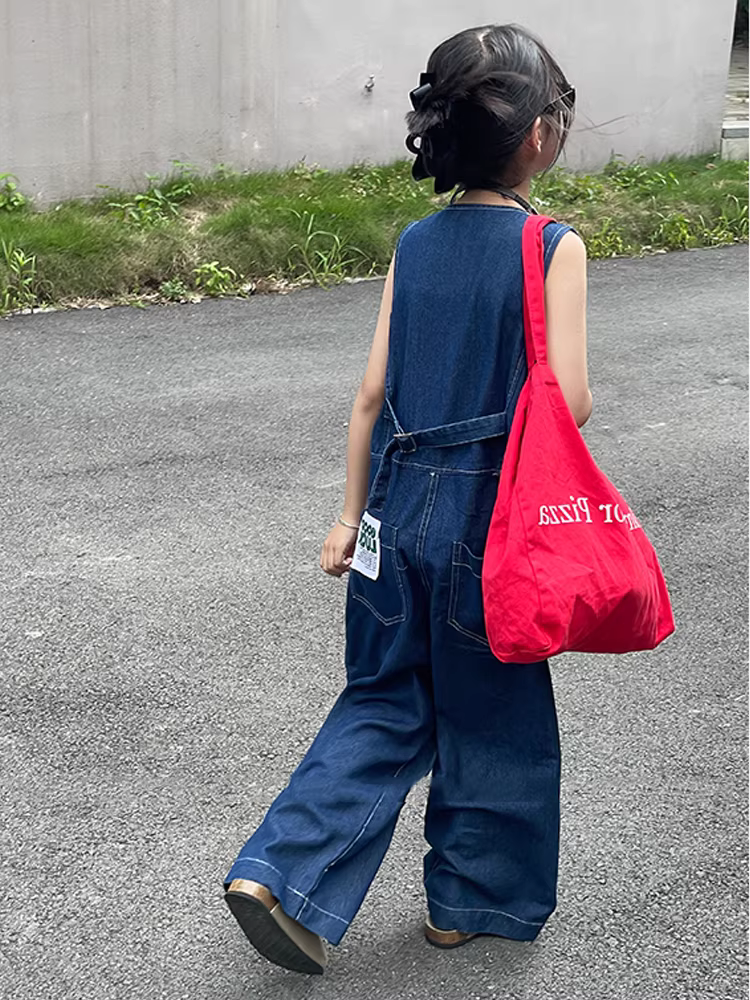Bộ áo liền quần denim rộng rãi cho trẻ em, kiểu dáng xuân thu mới, quần yếm ống rộng thời trang và đa năng dành cho bé gái.