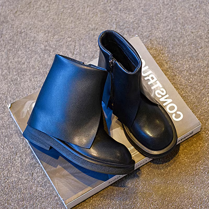 Giày bốt Martin đen cho bé gái, kiểu mới xuân thu 2025, giày bốt da kiểu quần ống rộng, giày bốt nhung ngắn mùa đông cho trẻ em