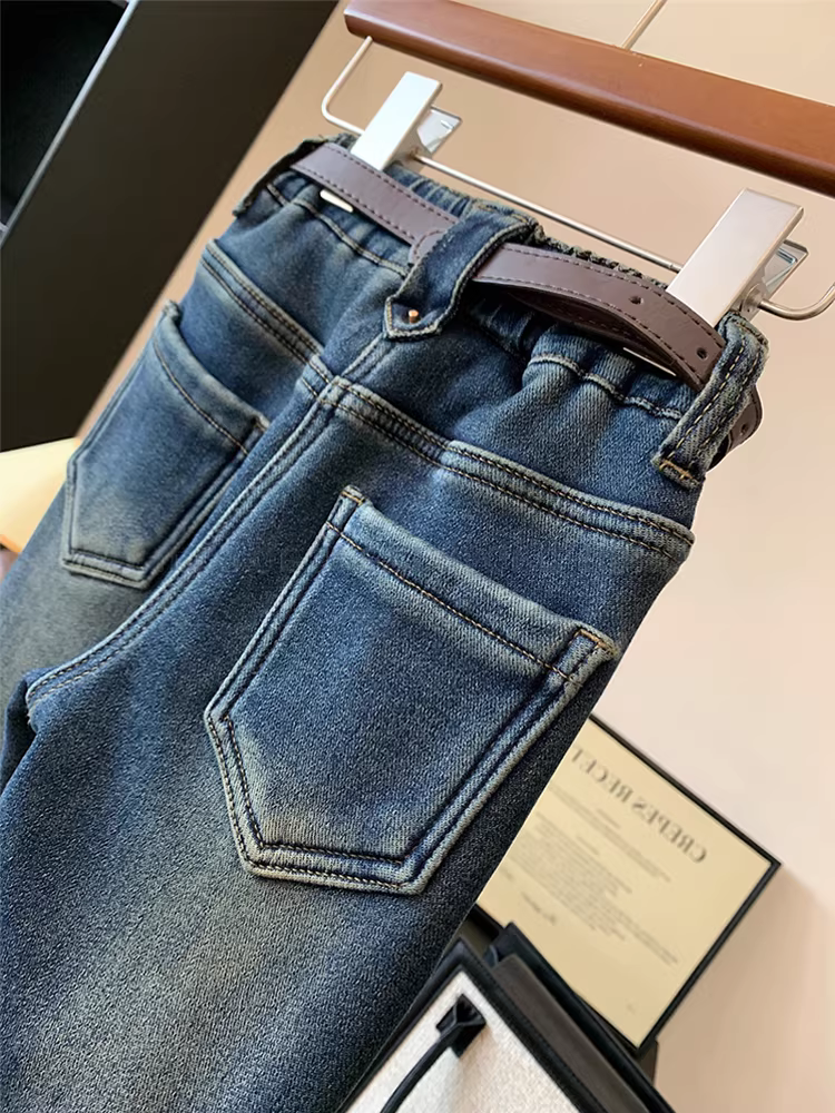 Quần áo trẻ em Hàn Quốc kiểu liền thân chất liệu nỉ, quần bò bé gái mùa thu đông 2025 kiểu mới, phong cách Hồng Kông, cạp cao, dáng loe thời trang, hợp xu hướng