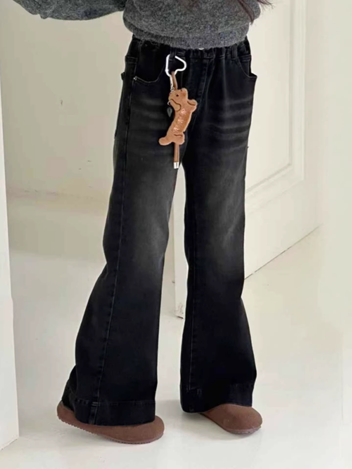 Quần jeans xòe mùa thu 2025 cho bé gái, kiểu dáng đa năng, rộng rãi, hơi xòe, chất liệu thoải mái, tôn dáng