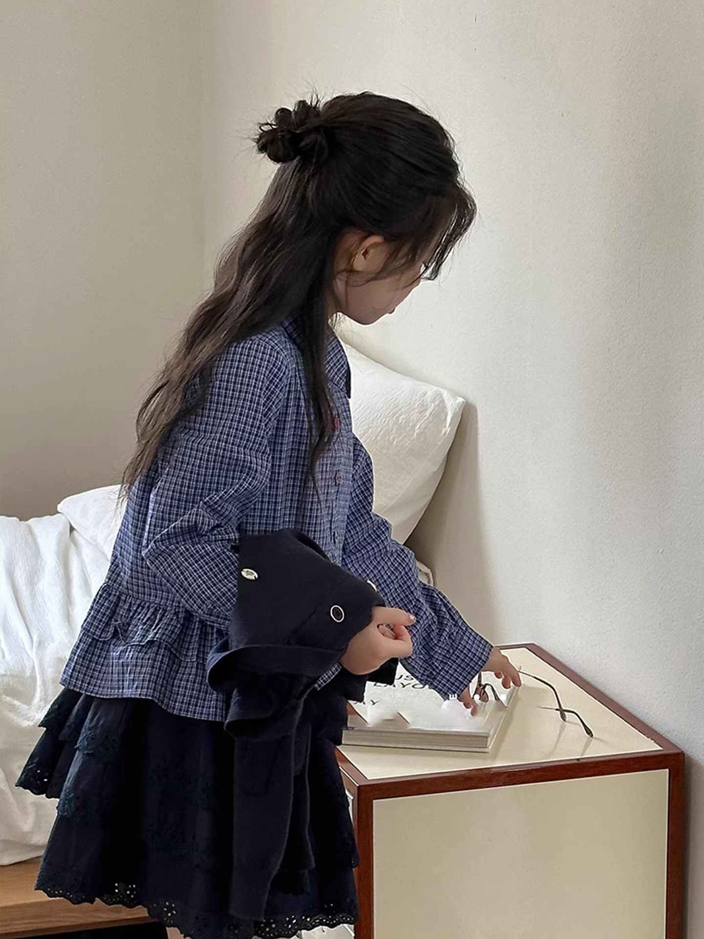 Áo sơ mi kẻ caro xanh đậm cotton nguyên chất tay dài dáng ngắn tôn dáng cho bé gái mùa thu 2025