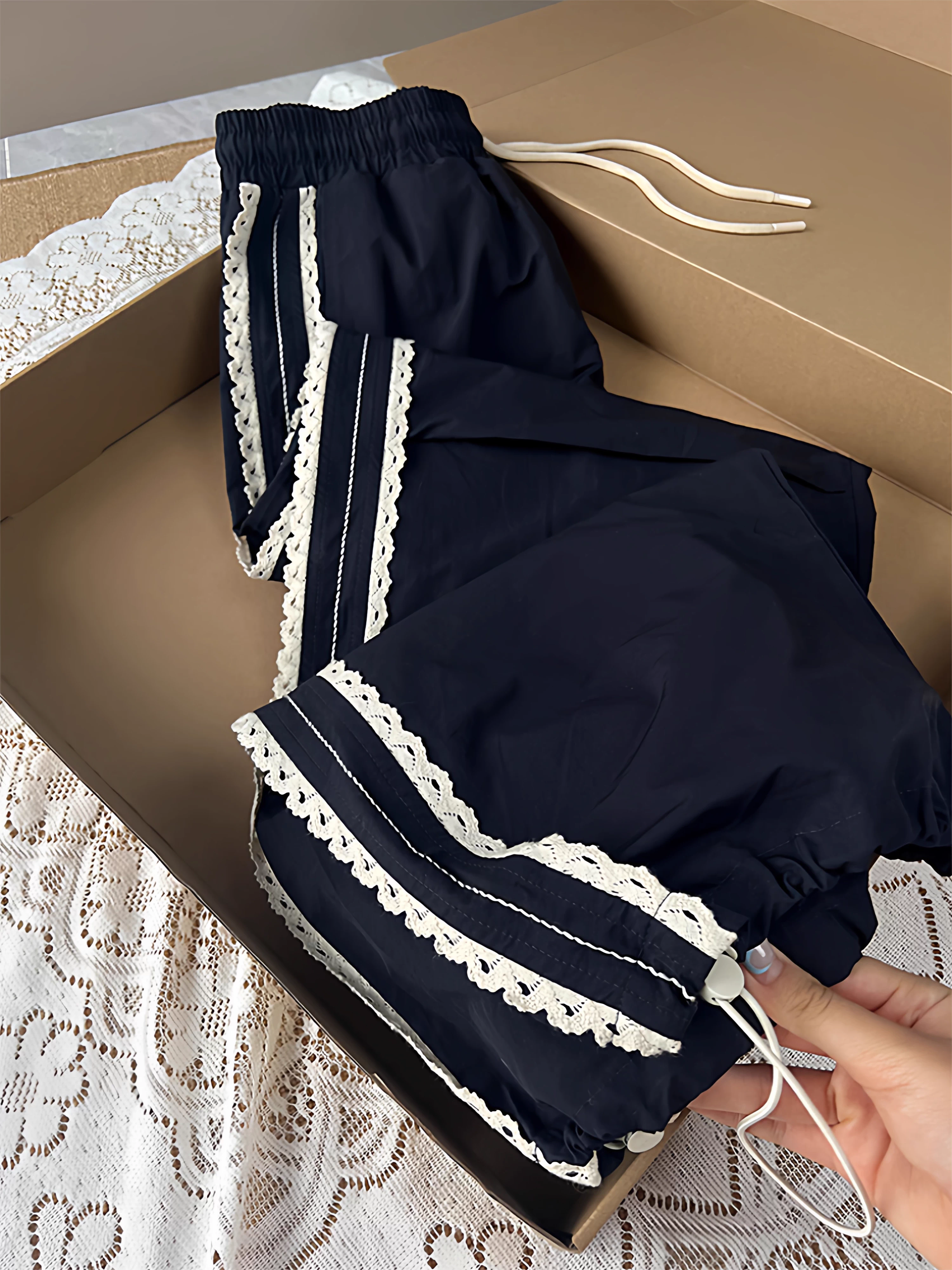 Quần thể thao nhanh khô viền ren cho bé gái, kiểu mới thu 2025, phong cách Mỹ cổ điển, quần thường ngày cho trẻ nhỏ