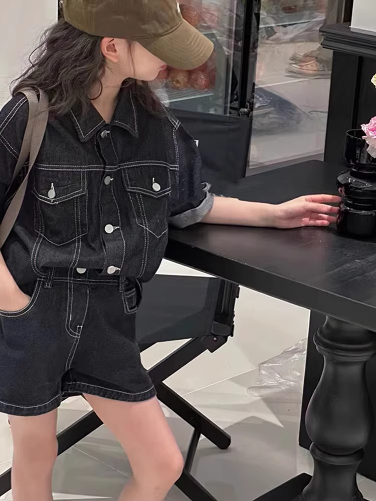 Bộ denim hè 2025 cho bé gái, phong cách ngọt ngào và cá tính, kiểu dáng Hong Kong, quần short denim hai mảnh, trang phục mẹ và bé