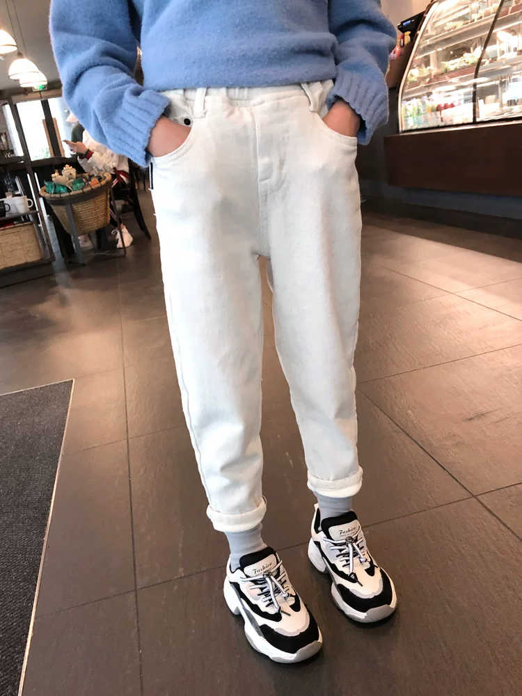 Quần bé gái xuân thu 2025 kiểu Hàn Quốc thời trang, quần jeans trắng trẻ em lớn, quần nỉ ấm áp, phong cách năng động