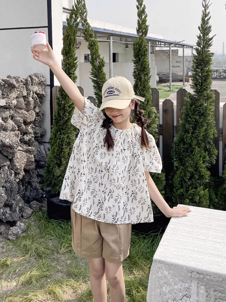 Bộ trang phục mùa hè 2025 kiểu mới cho bé gái lớn, áo kiểu babydoll hoa nhí phối quần short đa năng hợp thời trang