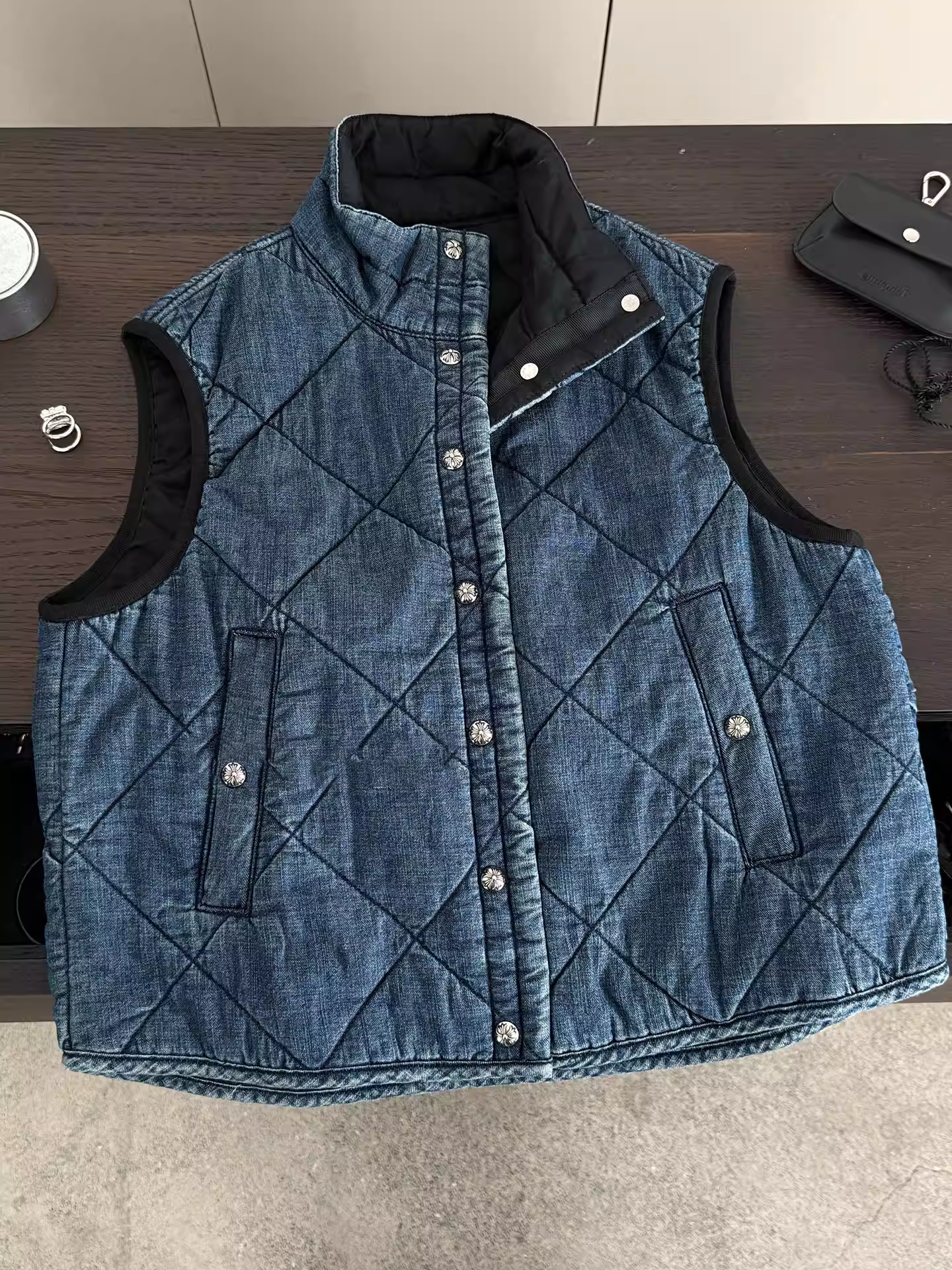 Áo vest denim lót lông cừu cho bé trai, kiểu mới mùa đông 2025, áo vest cotton phong cách Nhật Bản cho bé trai lớn, áo vest kiểu công nhân