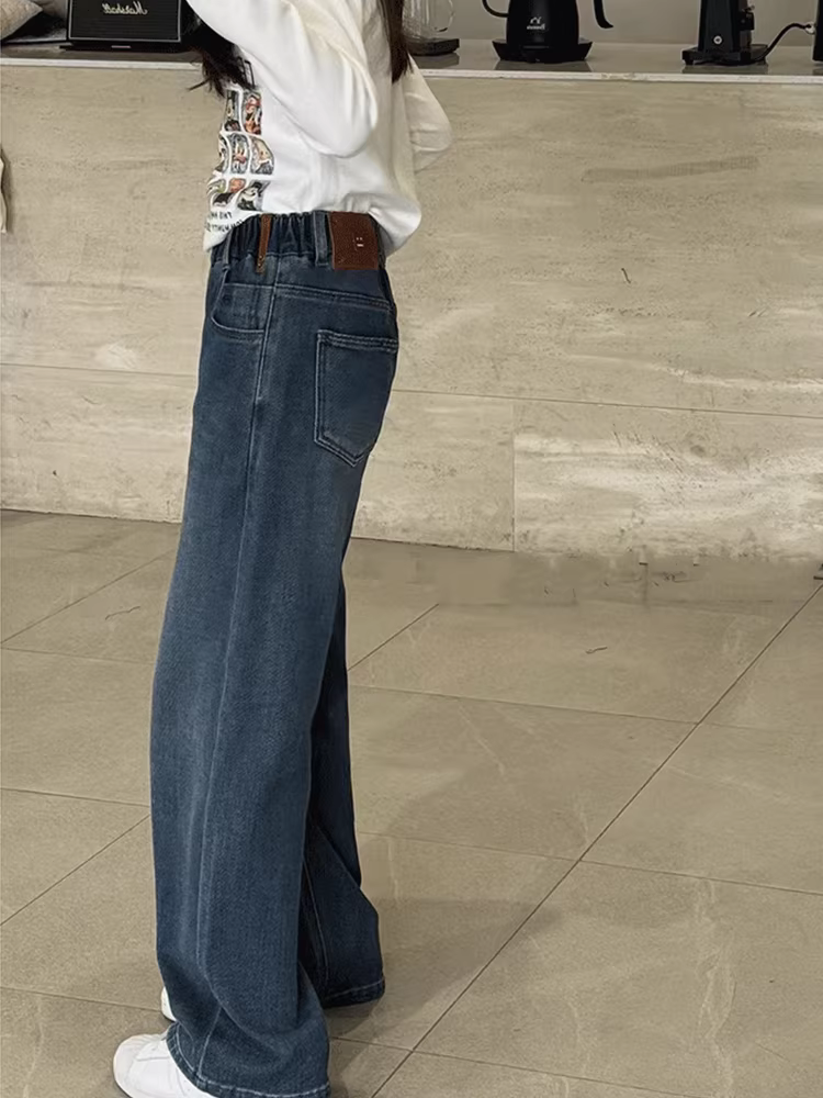 Quần jean ống thẳng mới cho trẻ em mùa Thu/Đông 2025, có lớp lông cừu tích hợp, quần dài dày dặn dành cho trẻ lớn, cả bé trai và bé gái, có sẵn bộ đồ đôi cha mẹ và con cái.