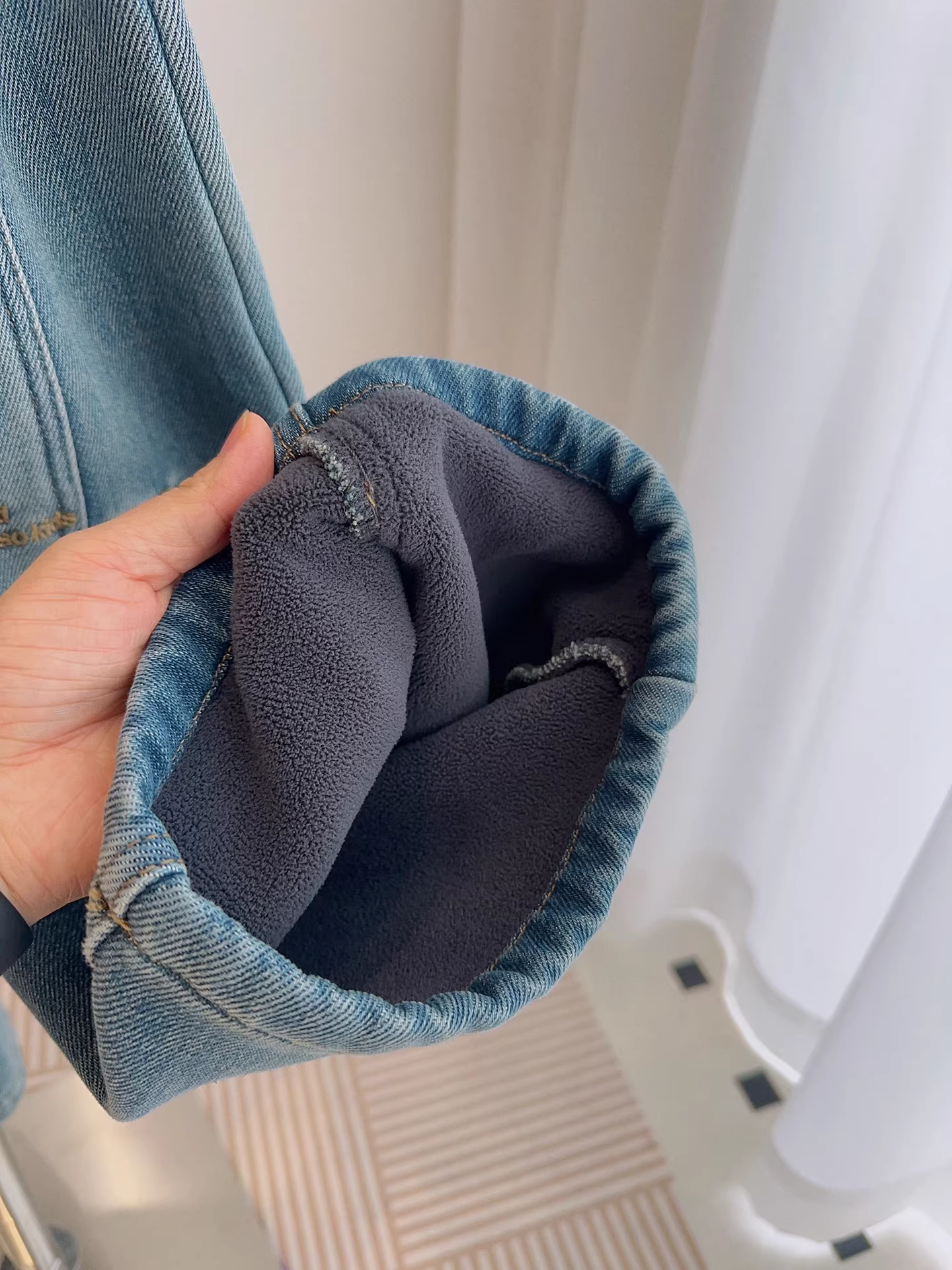 Quần jean cargo lót lông cừu cho bé trai và bé gái, thiết kế theo phong cách Hàn Quốc, quần áo trẻ em lót lông cừu tích hợp, dáng thẳng mùa thu đông, dáng rộng, đa năng và dày dặn.