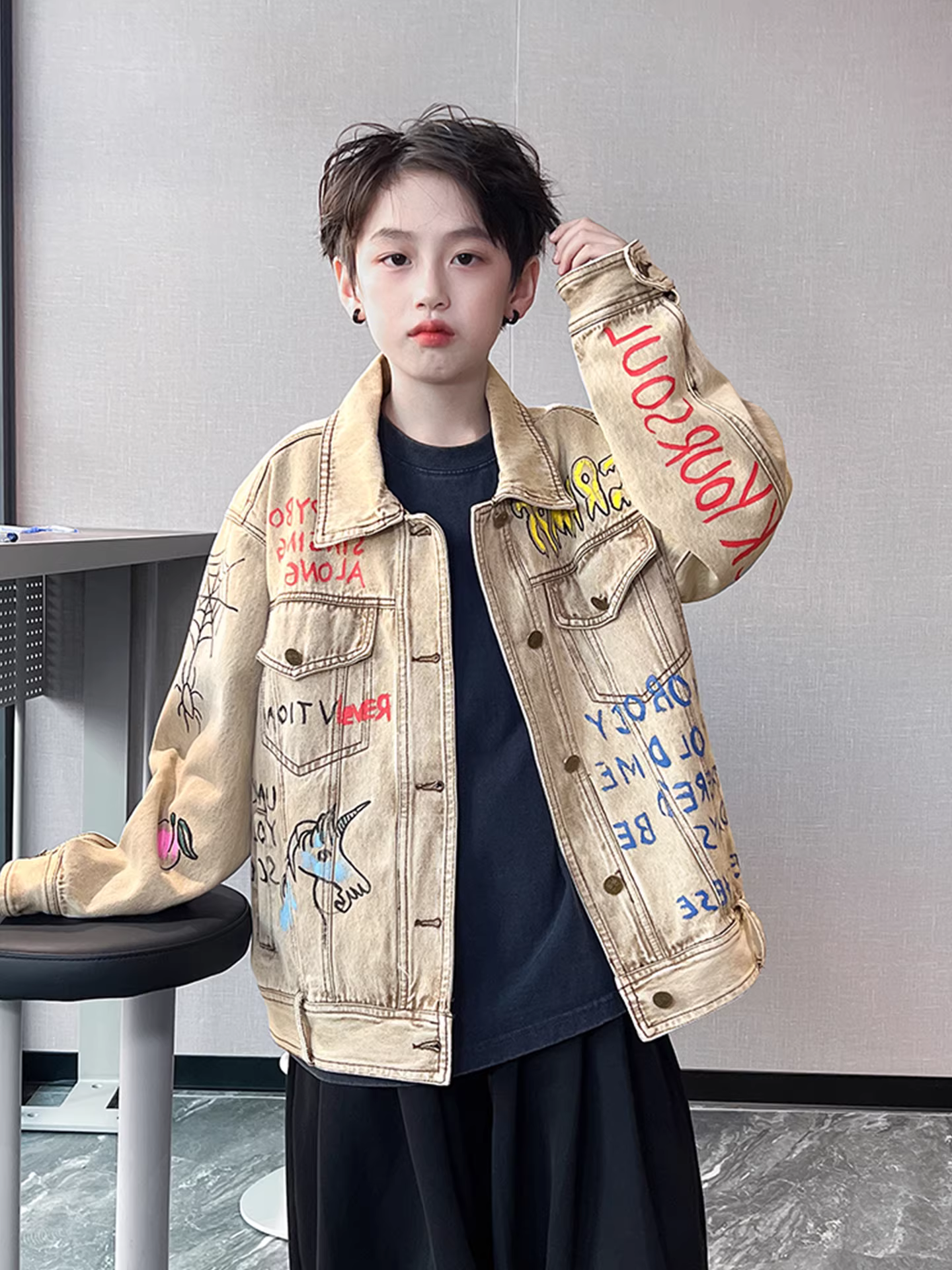 Áo khoác denim rộng rãi phong cách graffiti cá tính cho bé trai, kiểu mới thu đông 2025, thương hiệu thời trang Mỹ, dành cho trẻ lớn hơn, quần áo trẻ em