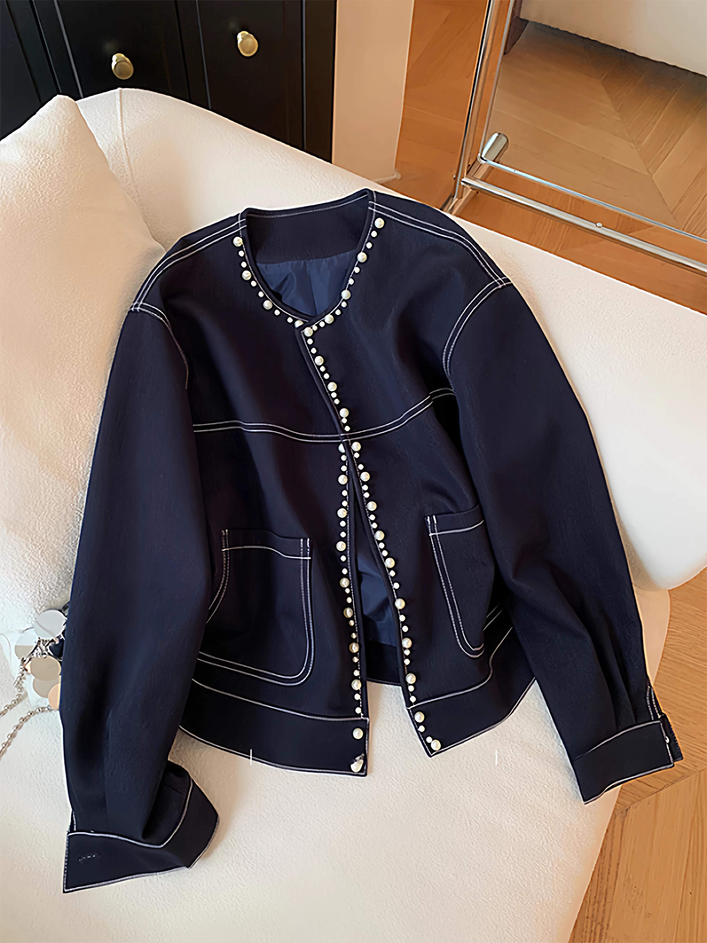 Áo khoác denim phong cách Chanel đính ngọc trai cho bé gái, thời trang thu đông 2025, kiểu dáng thanh lịch, cổ tròn, dành cho trẻ lớn hơn