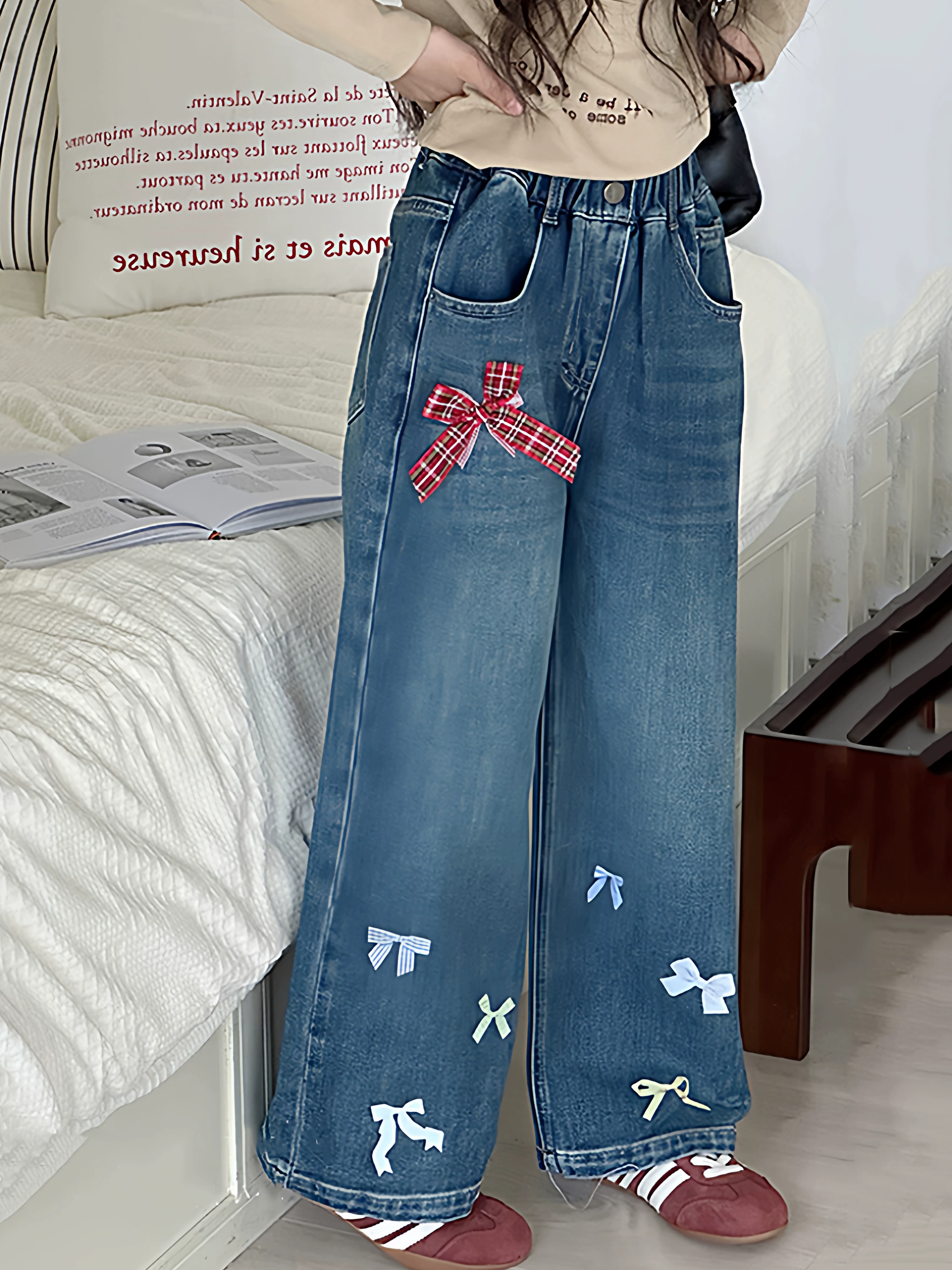 Quần jeans nơ bướm bé gái thu đông 2025 kiểu mới thời trang trẻ em quần xuông rộng dành cho bé lớn
