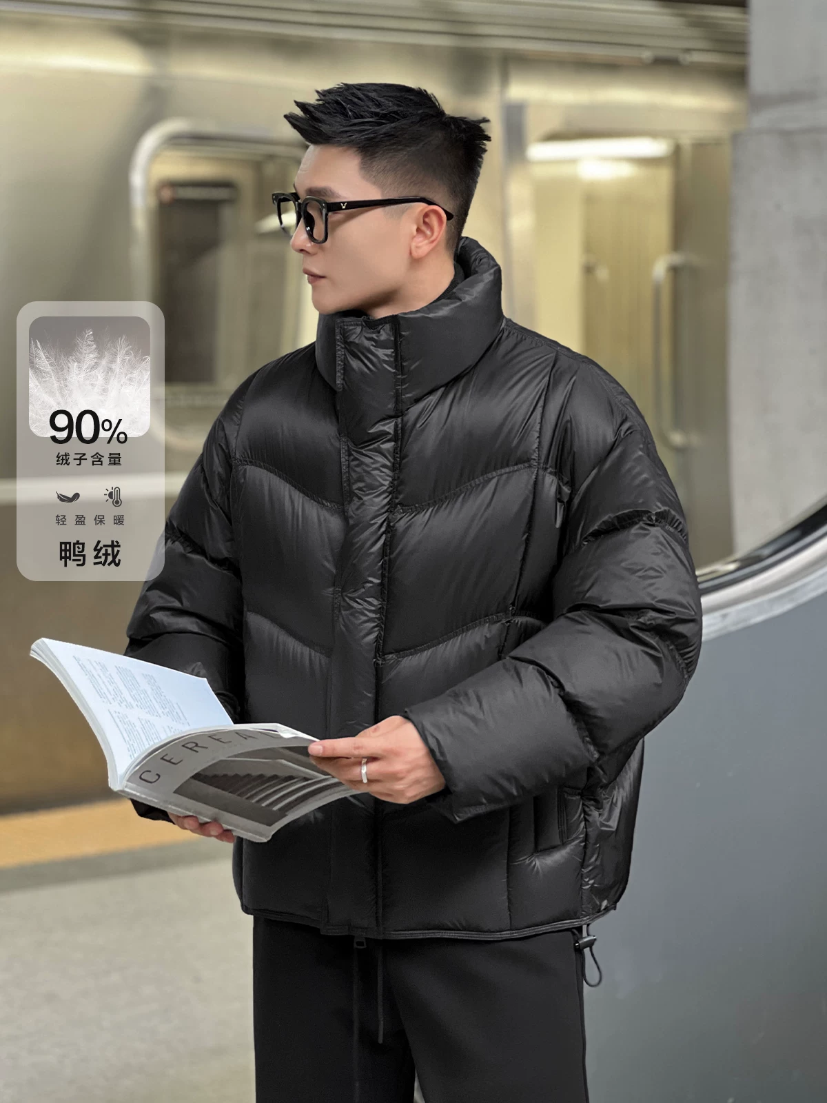 Số 22 mặc áo khoác phao cổ đứng kiểu bánh mì ấm áp, độ phồng cao, chất liệu lông vũ 90% vịt, chống lạnh cực mạnh.