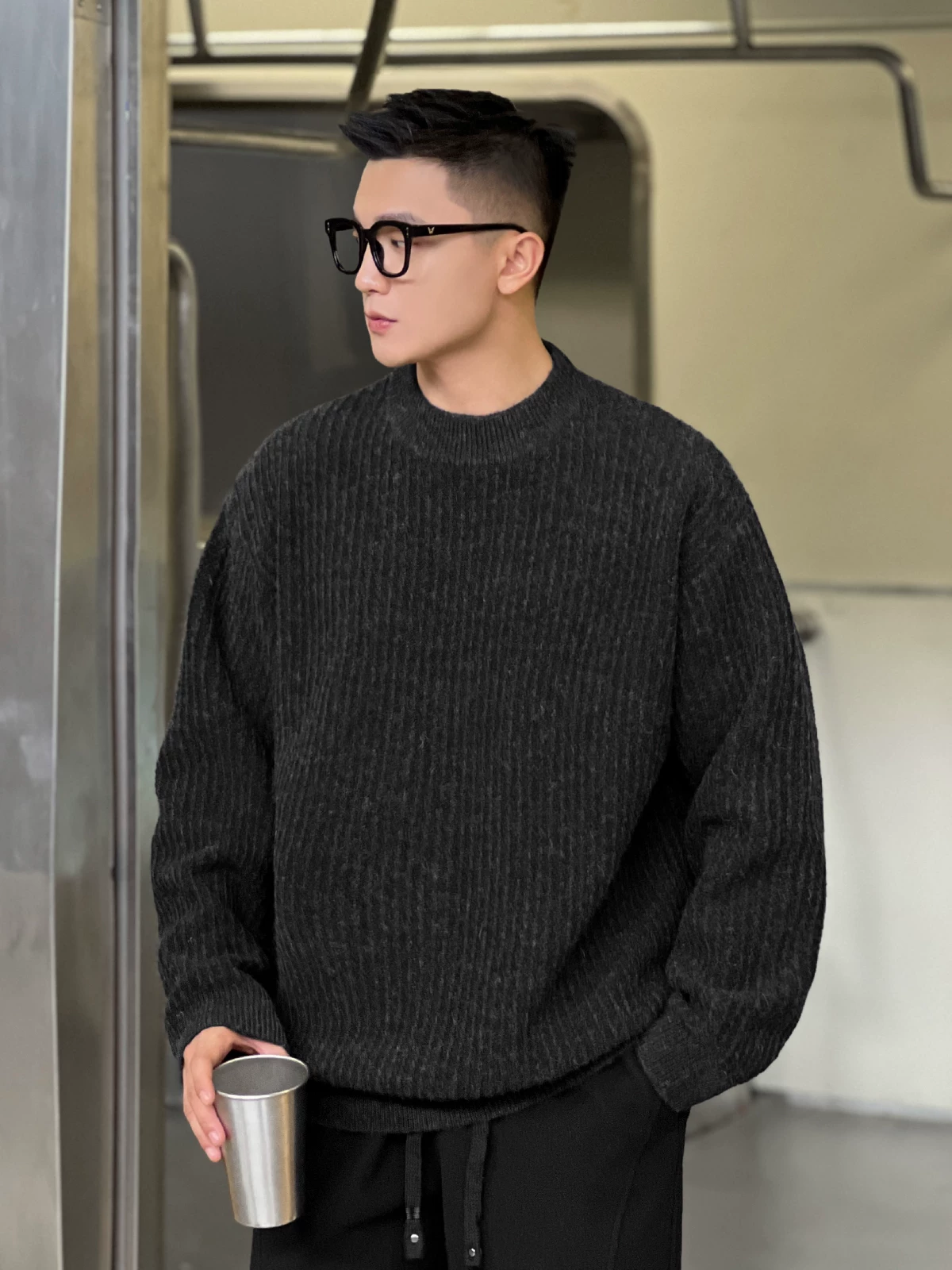 Số 22 mặc áo len dệt kim cổ tròn mùa đông mang lại cảm giác cao cấp và chất liệu ấm áp mang lại vẻ ngoài cổ điển.