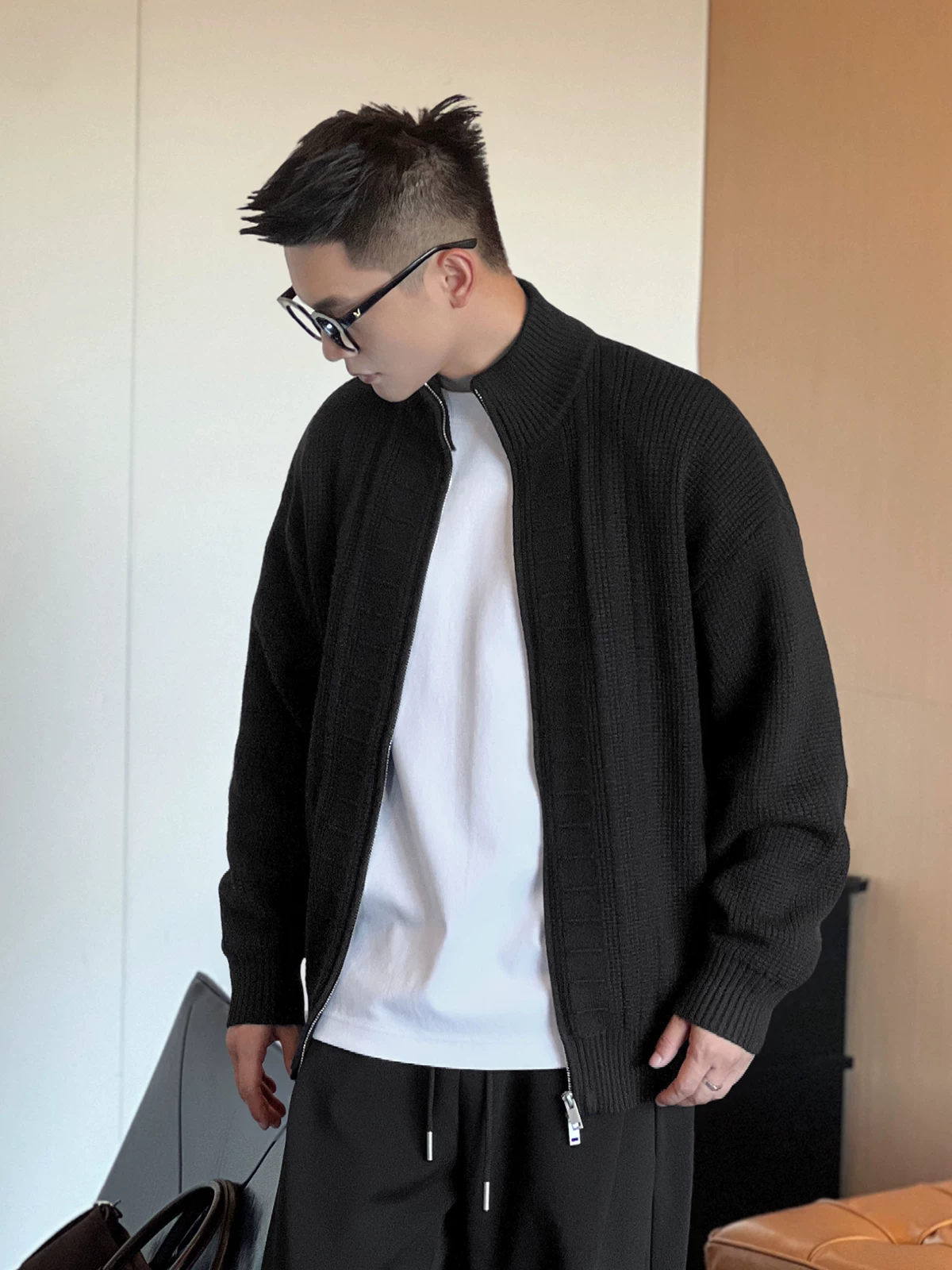 Số 22 mặc áo len cardigan có họa tiết bánh quế dành cho nam, áo khoác dệt kim ấm áp phong cách lười biếng cho mùa thu đông.