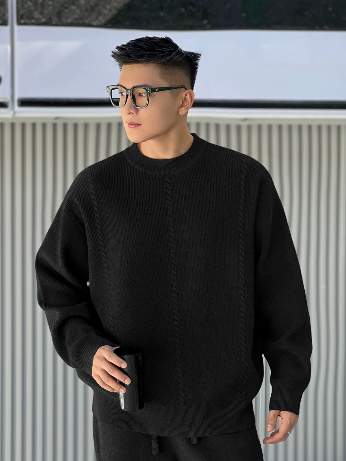 Số 22 mặc áo len dệt kim dày dặn giữ ấm mùa đông dành cho nam giới làm lớp lót bên trong cho dịp Giáng sinh và năm mới.